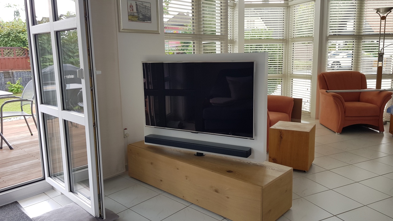 Kundenfoto: Roto in Eiche mit TV und Soundbar im Wintergarten