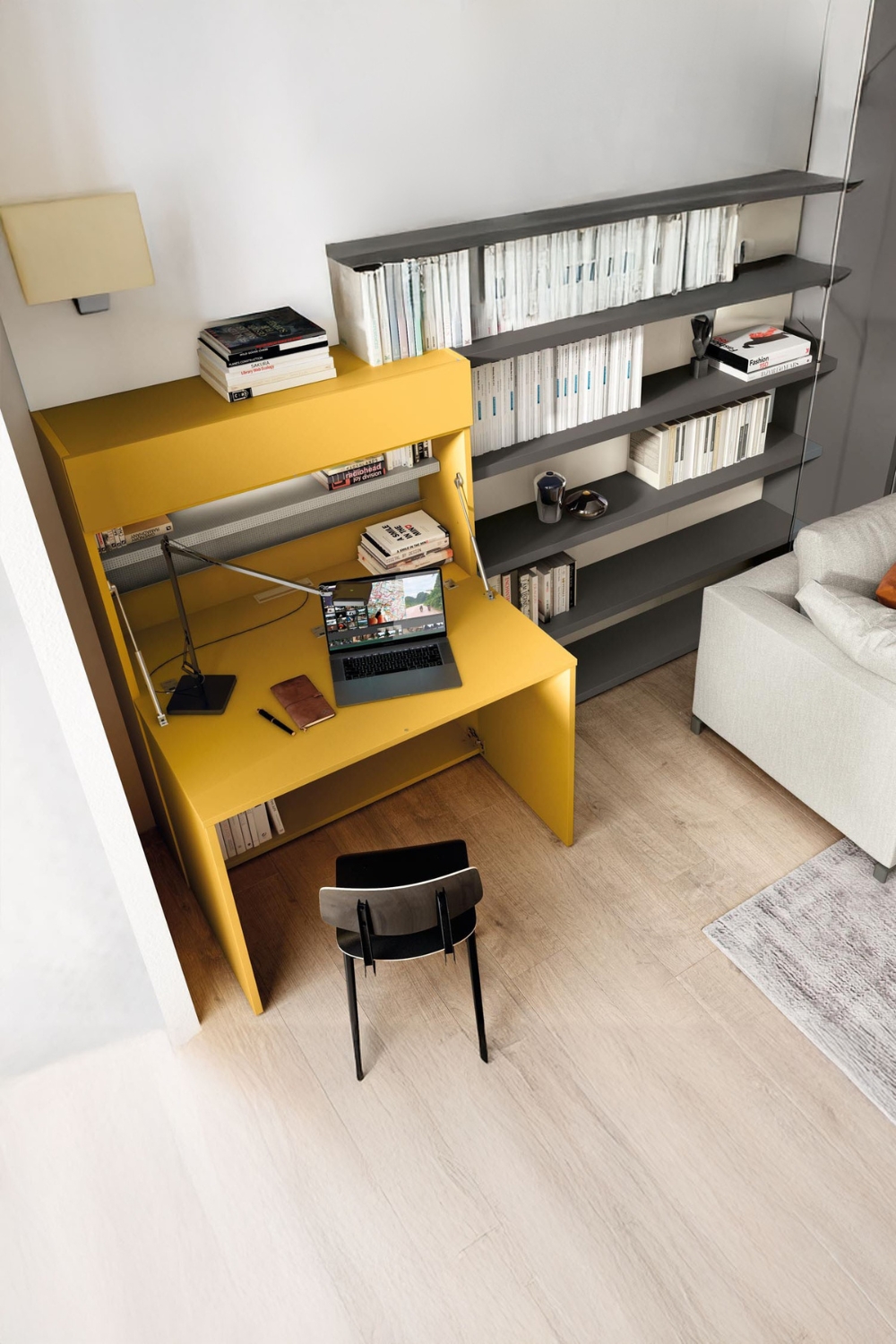 gelbes-highboard-mit-integriertem-schreibtisch-neben-grauem-regal-und-weissem-sofa