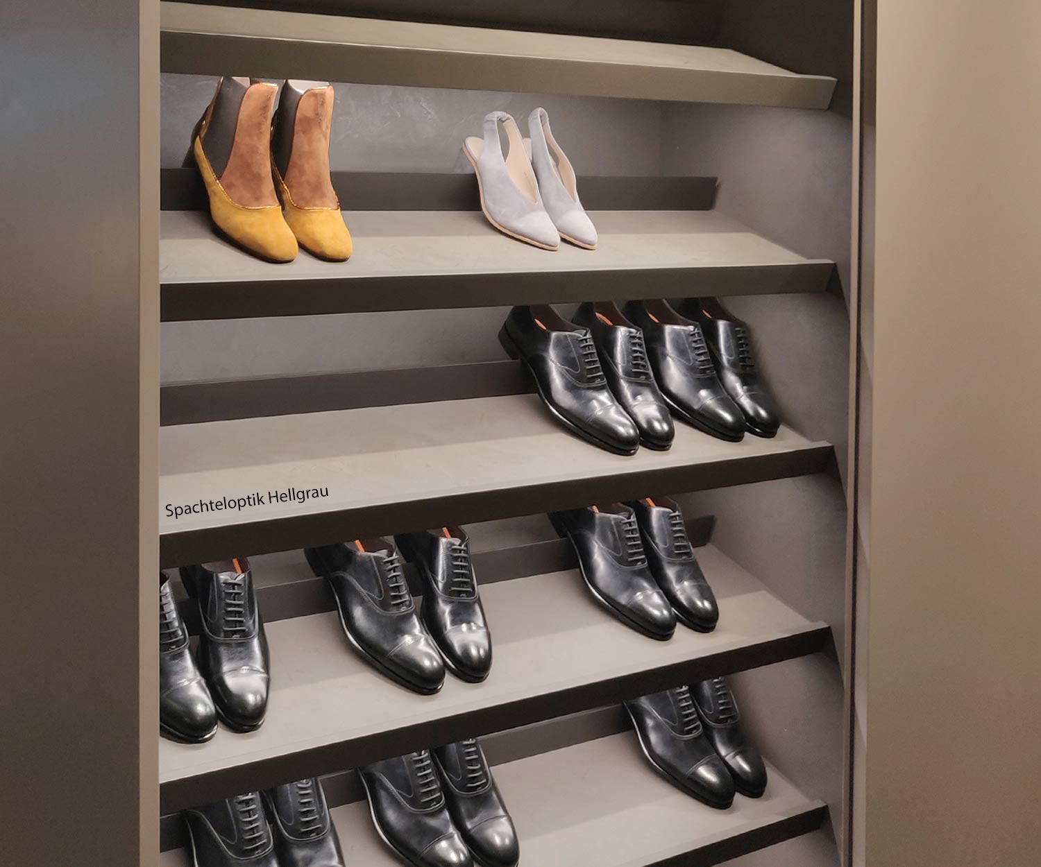 Hochwertiger Livitalia Design Schuhschrank mit geneigten Einlegeböden