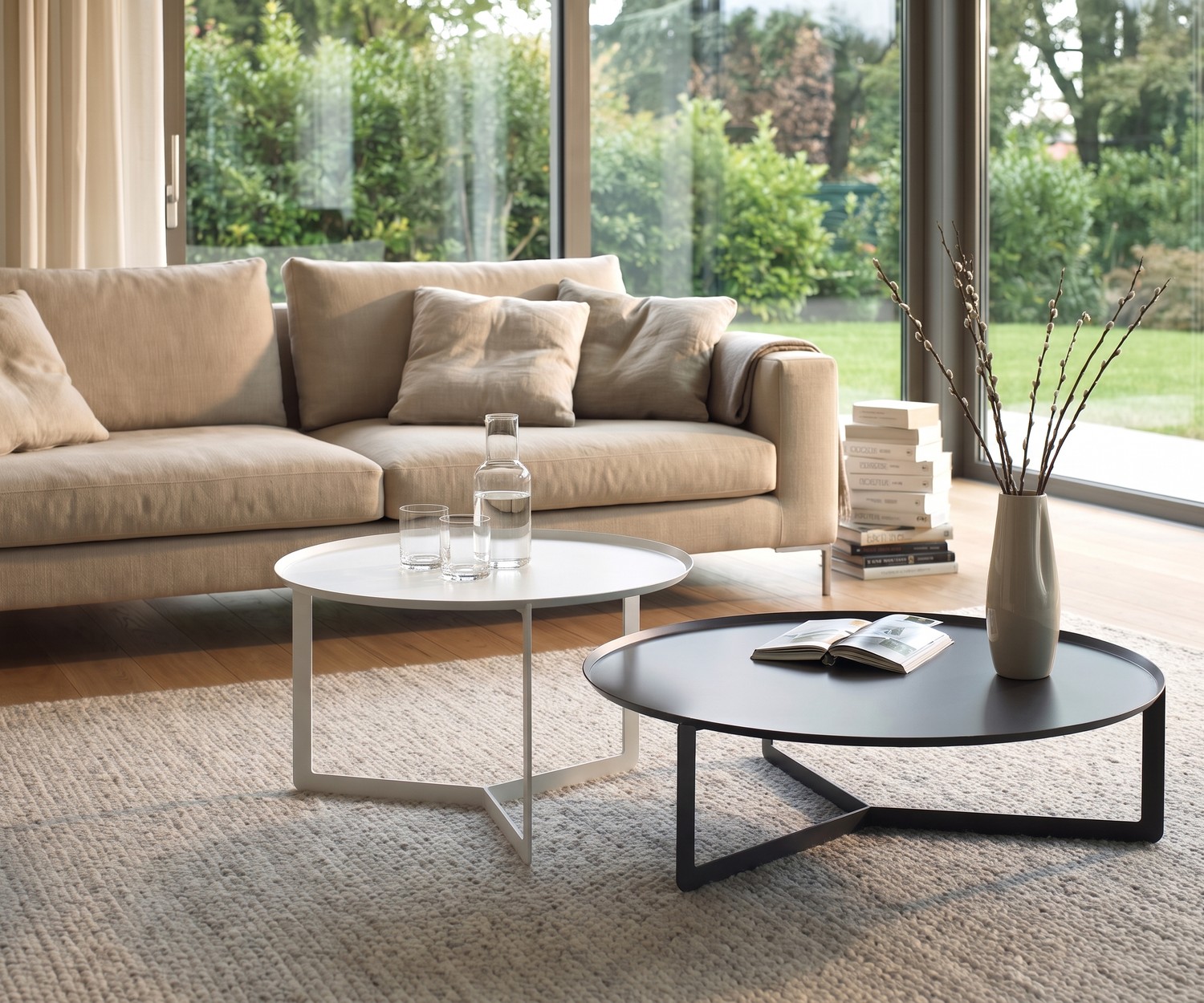 Round Couchtisch von MEME Design im modernen Wohnzimmer. Runder flacher Design-Metalltisch neben beigem Sofa.