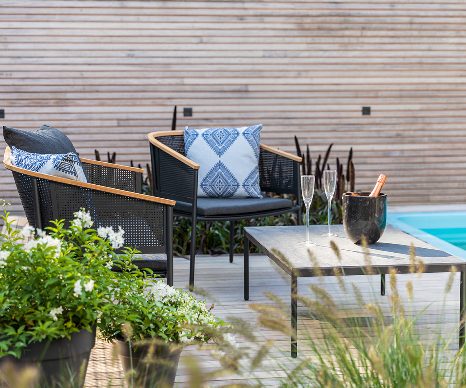 Lounge Gartensessel Riad von Oasiq mit Beistelltisch auf Terrasse am Pool