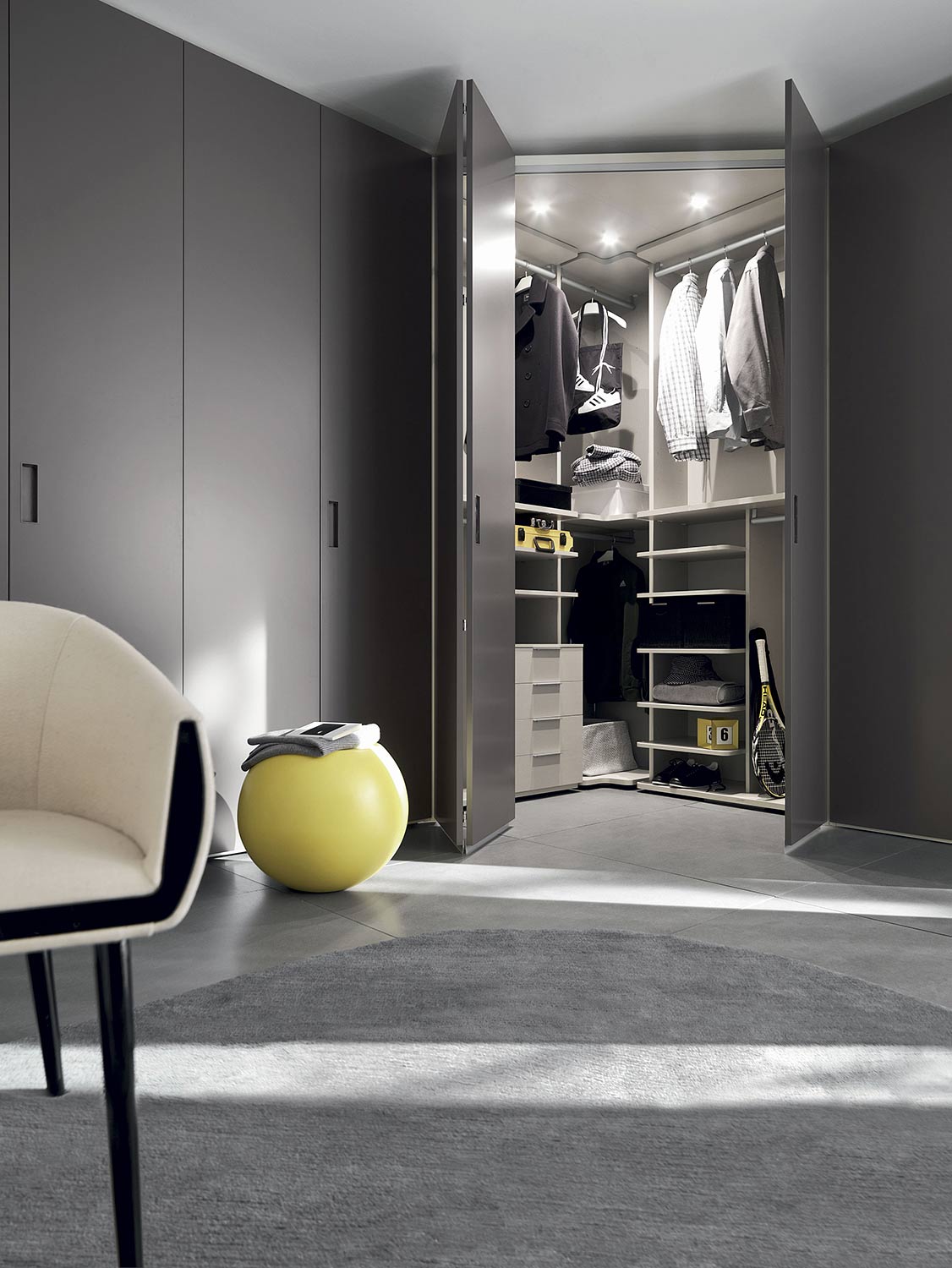 Begehbarer Design Eckschrank