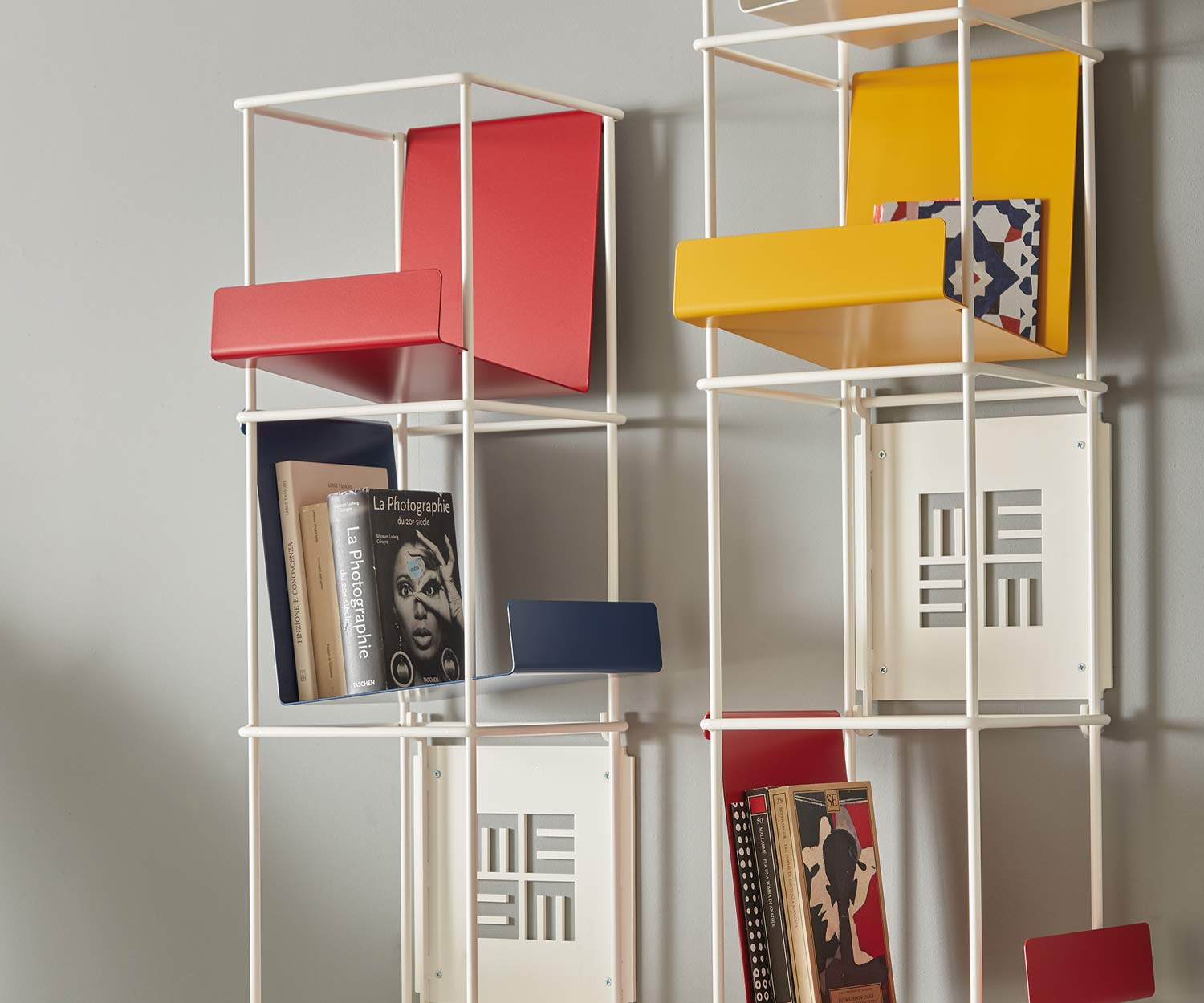 Hochwertiges MEME Libro vertikales Wand Design Bücherregal mit farbigen Haltern