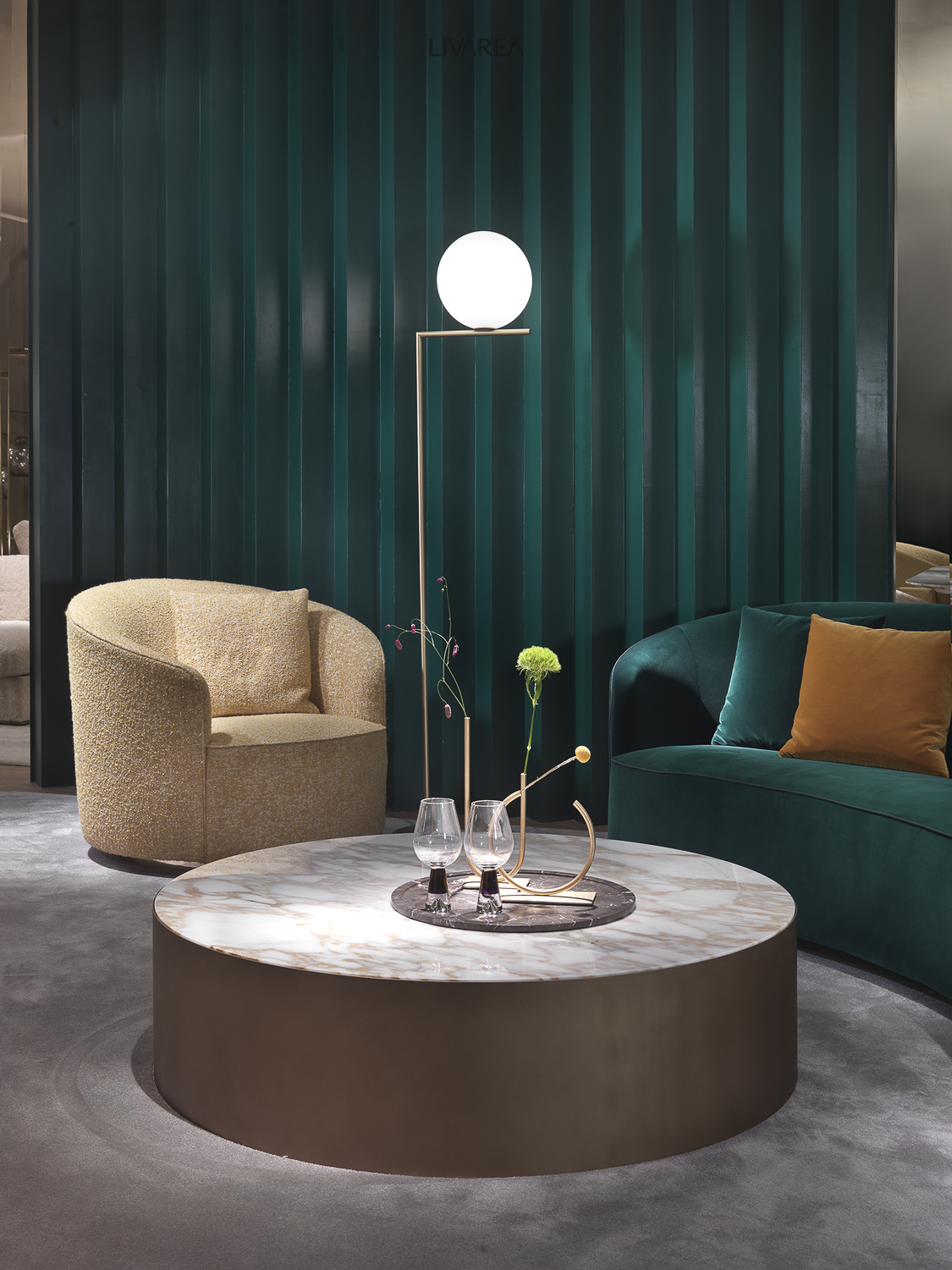 Eleganter Marmor Couchtisch runde Tischplatte mit sessel und sofa im wohnzimmer
