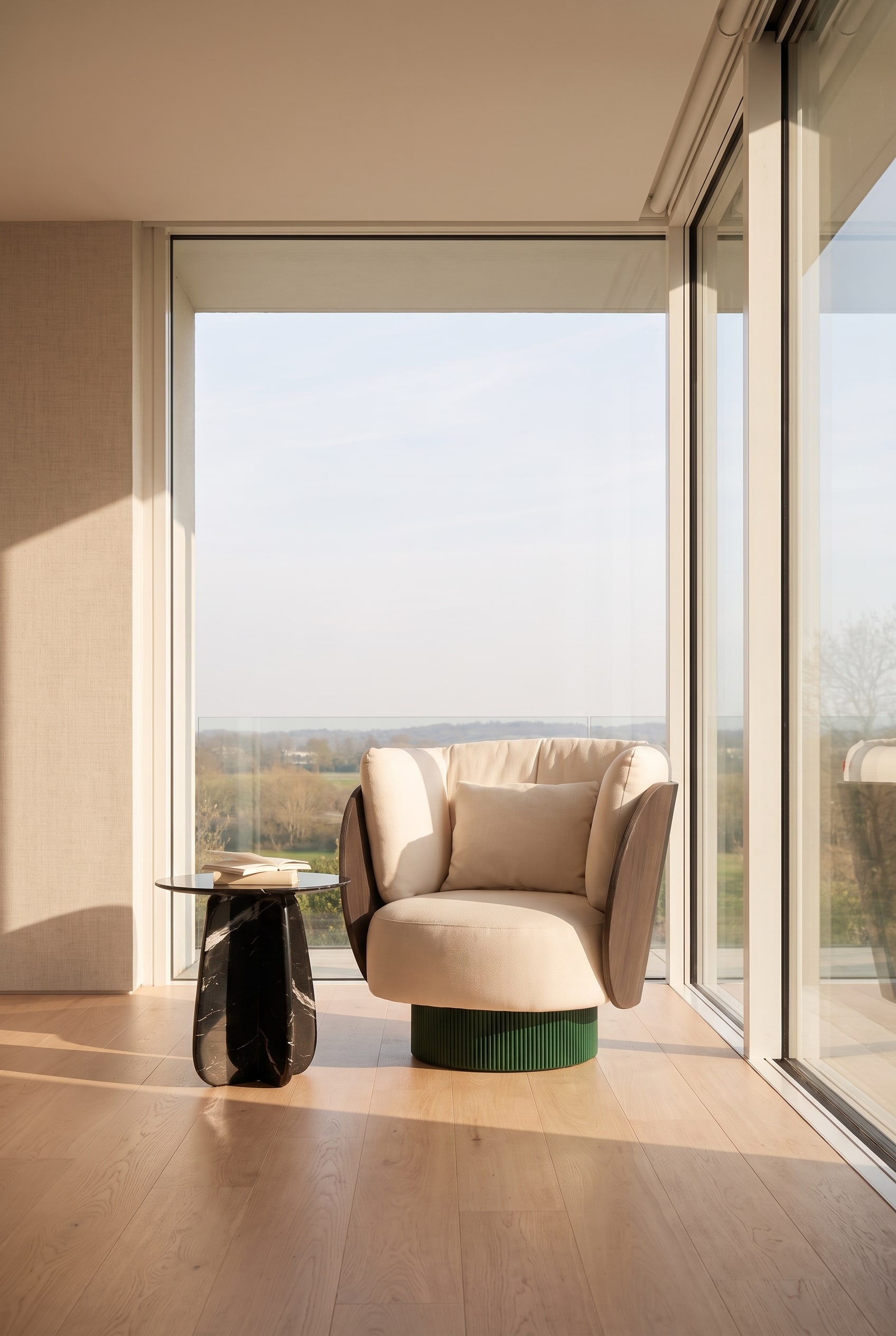 Een elegant geplaatste draaifauteuil in een lichte, moderne leeshoek.