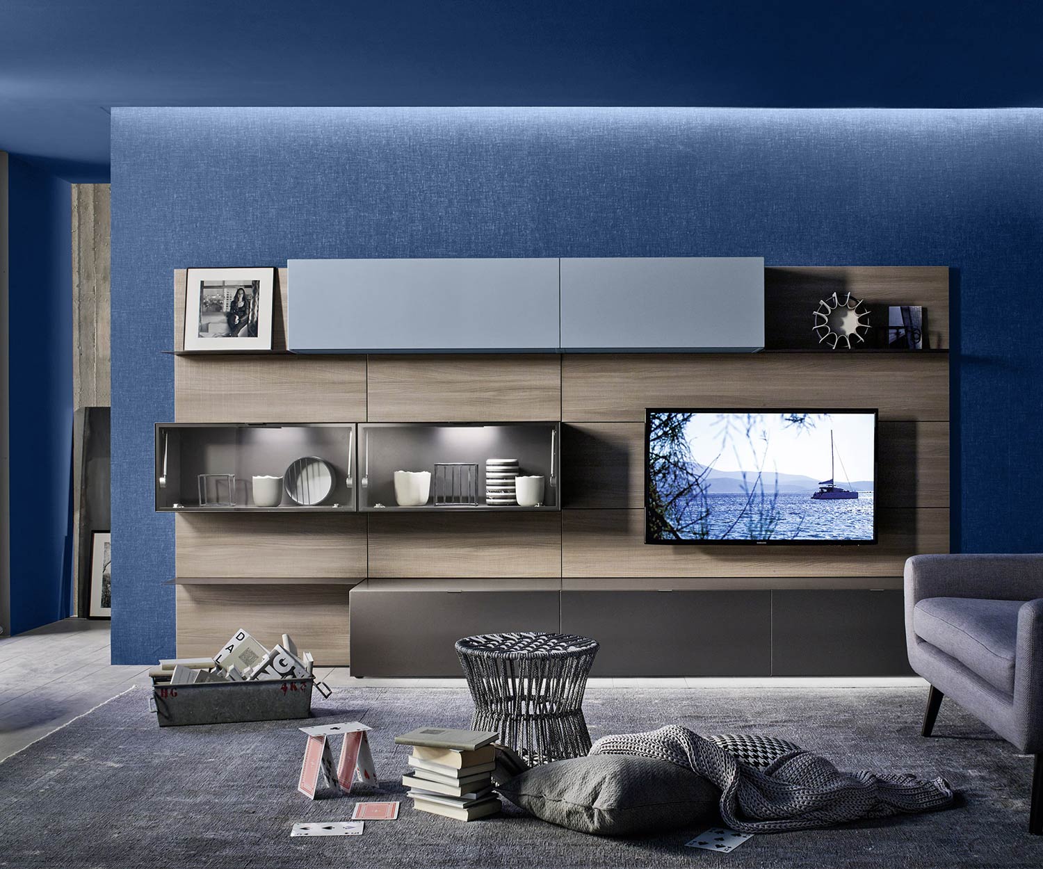 Exklusive Livitalia Design Wohnwand C36 mit Glasvitrine und TV Wand Paneel