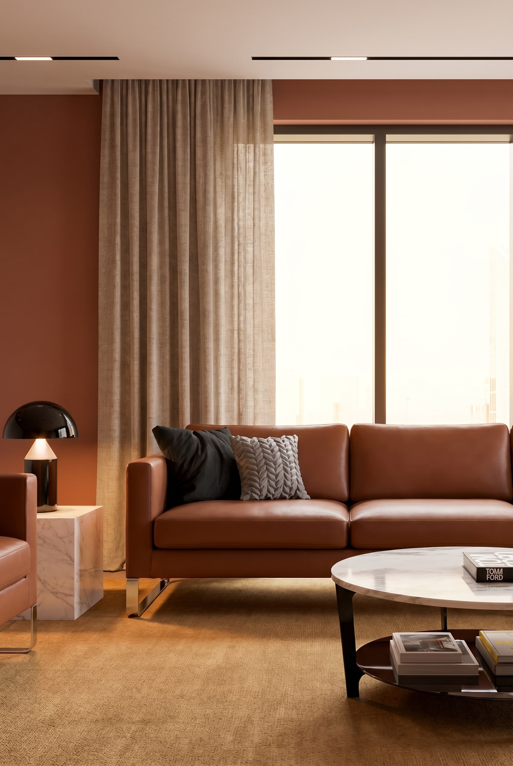 Woonkamer met donkerbruine leren bank op okerkleurig tapijt voor een terracotta-muur