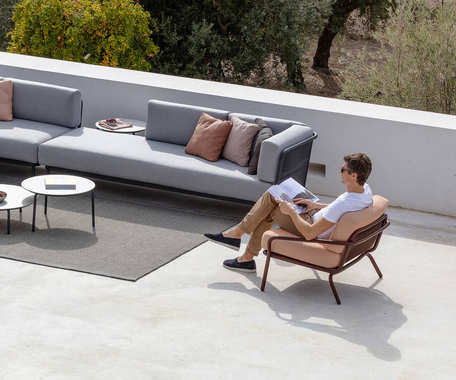 Todus Starling Design Freizeitsessel mit Gartensofa Baza auf einer Terrasse