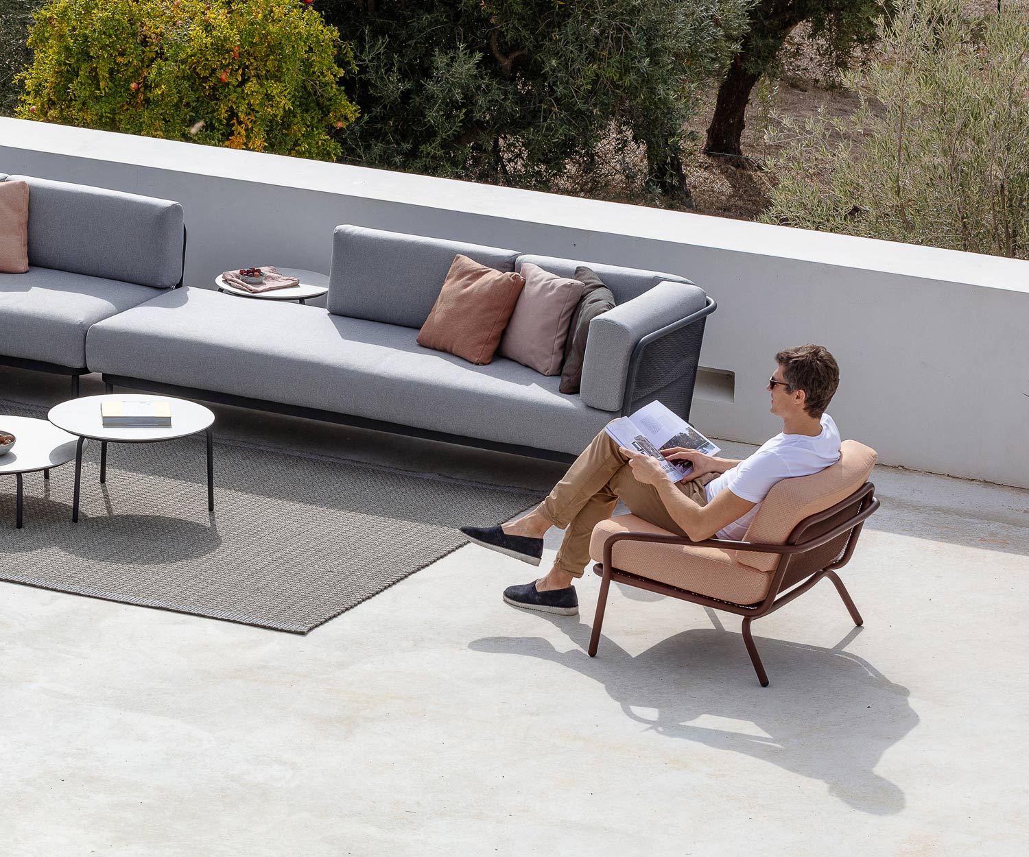 Todus Starling Design Freizeitsessel mit Gartensofa Baza auf einer Terrasse Todus Starling Design Freizeitsessel mit Gartensofa Baza auf einer Terrasse