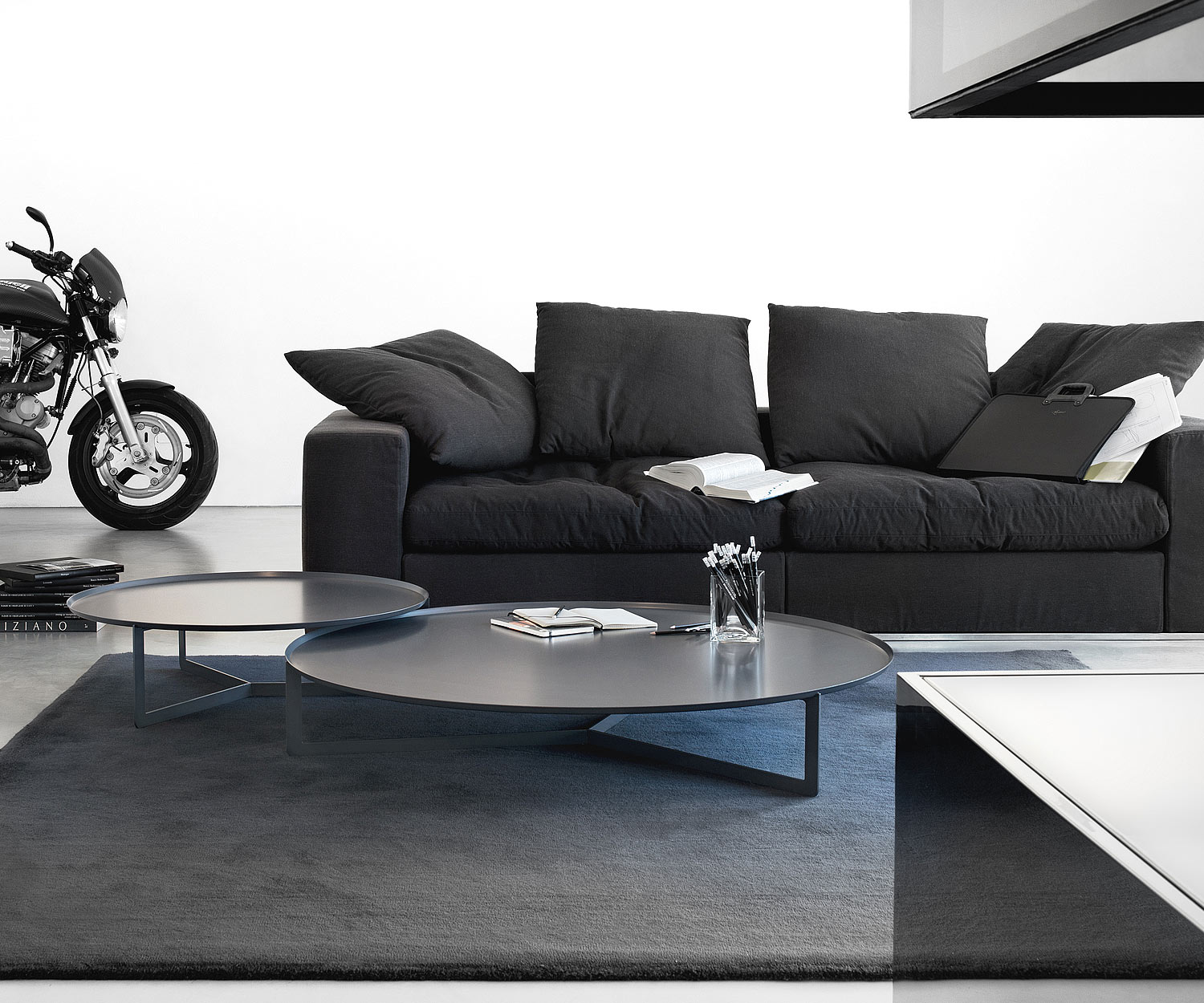 MEME Design Round Couchtisch aus Metall MEME Design Round Couchtisch aus Metall