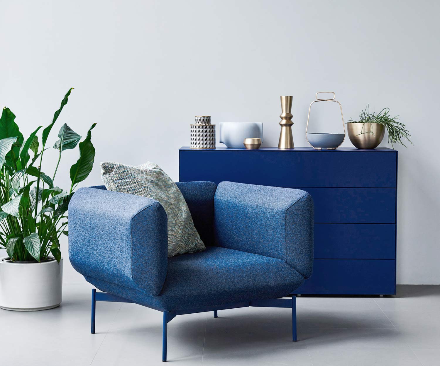 Prostoria Design Sessel Segment mit blauem Stoffbezug im Esszimmer