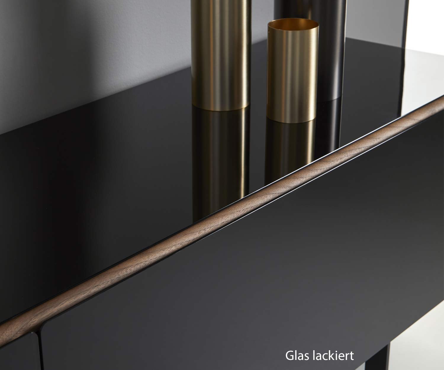 Design Sideboard Detail Abdeckplatte on Top und Front aus lackiertem schwarzem Glas