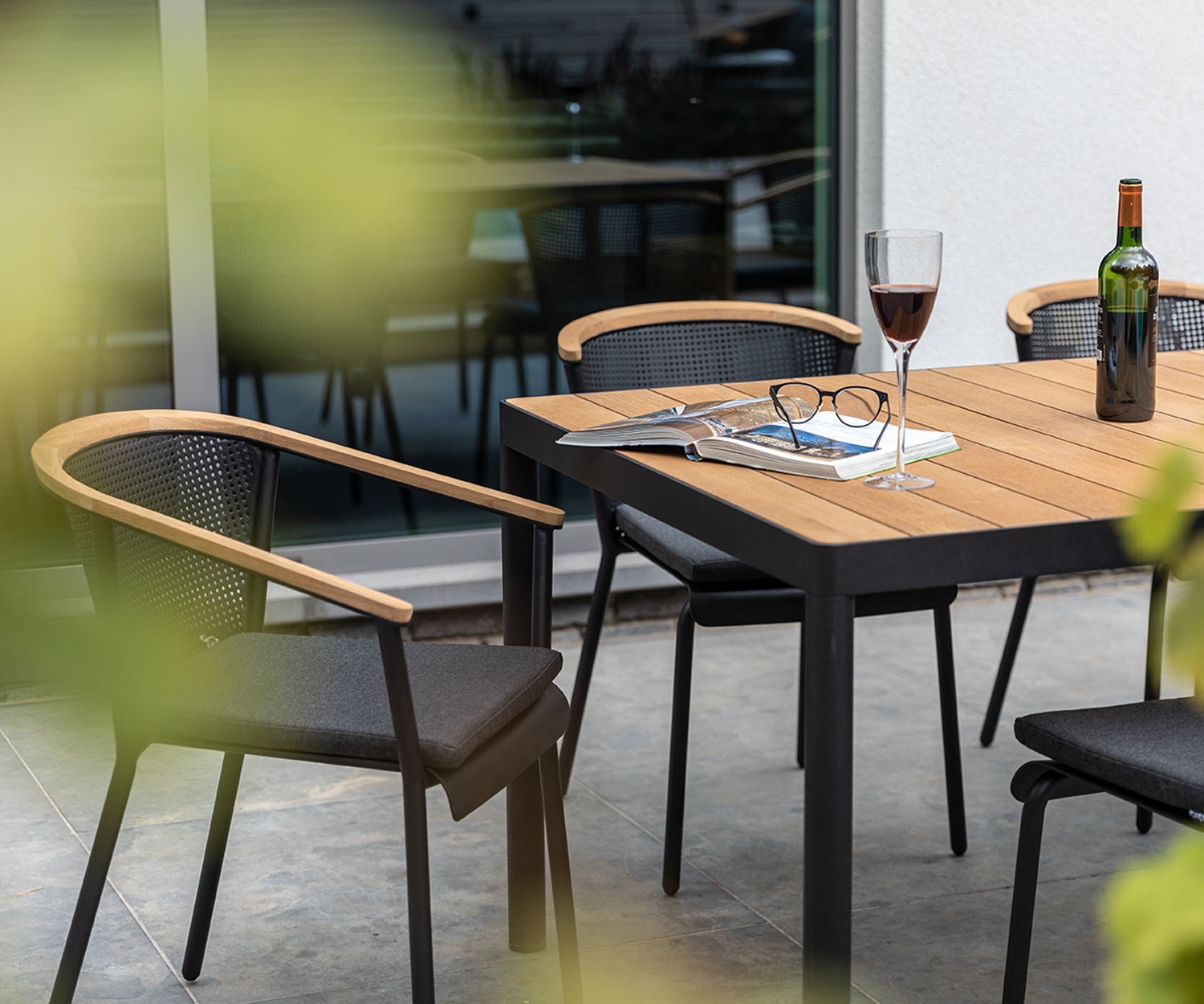 Exklusiver Oasiq Riad Design Armlehnenstuhl mit Teak und Aluminium Gestell Exklusiver Oasiq Riad Design Armlehnenstuhl mit Teak und Aluminium Gestell