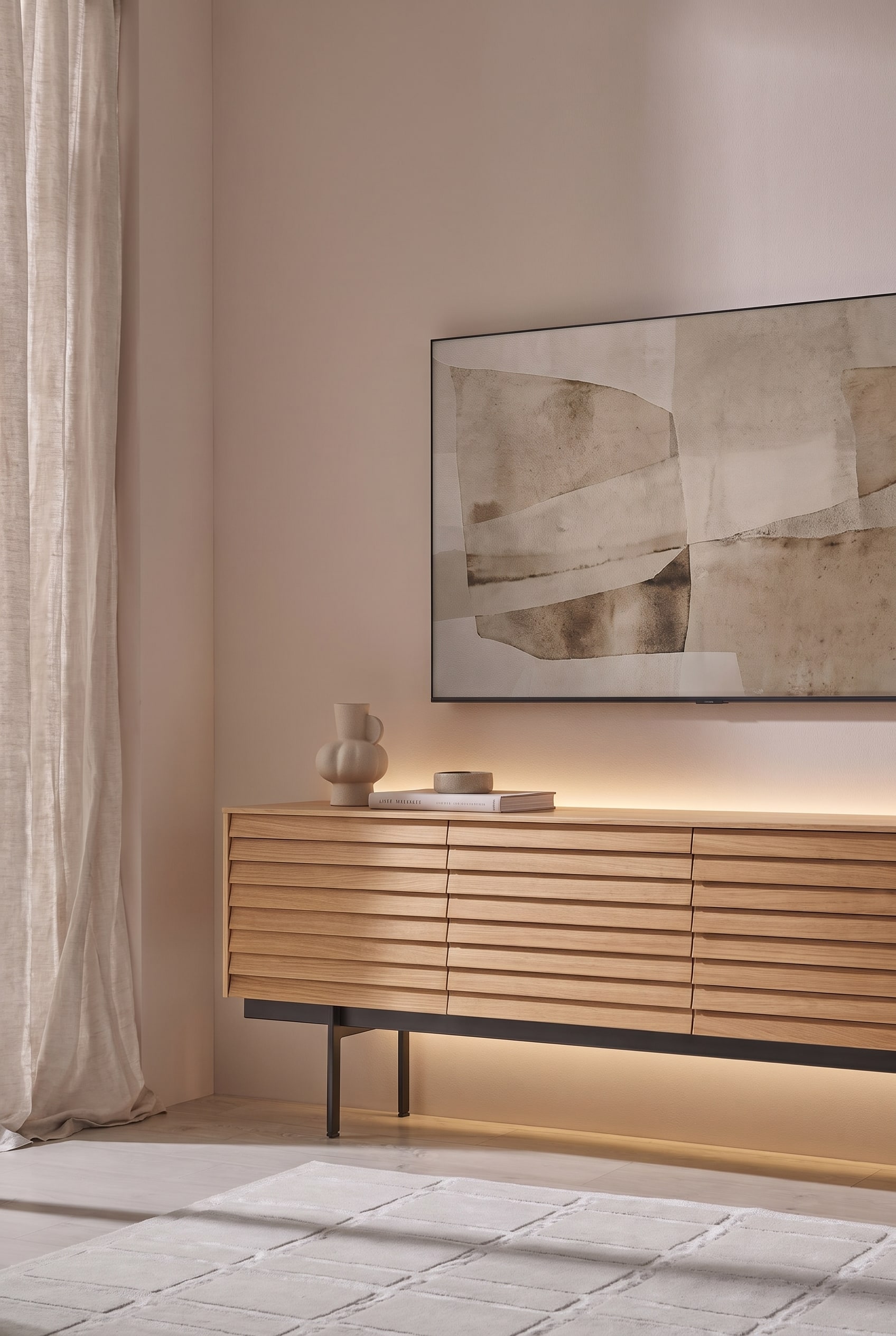 Wohnzimmer mit dem holzlamellierten Punt Sideboard Sussex unter einem großen Kunstbild, das den Fernseher verdeckt.