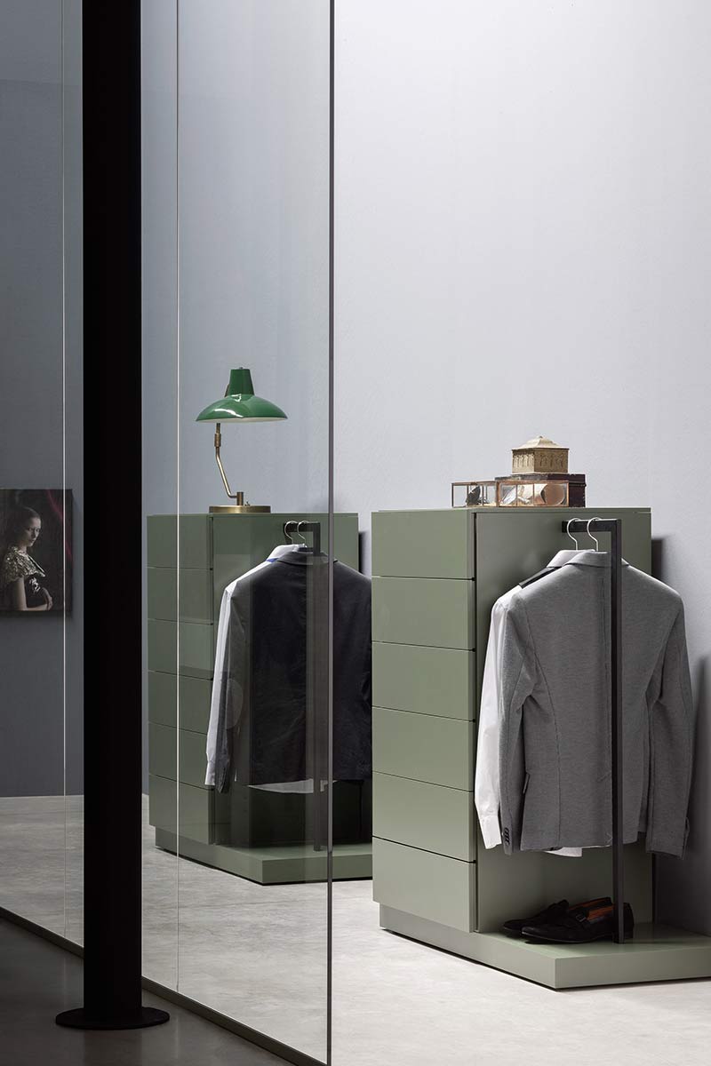 Kommode mit seitlicher Garderobe Flur
