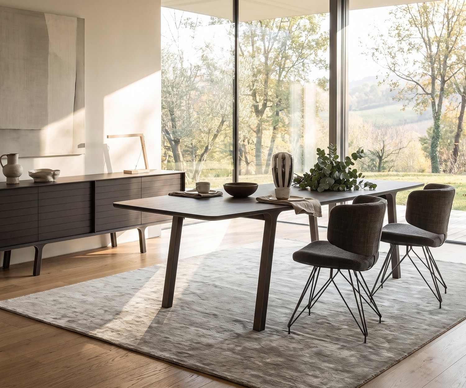 al2 mobius 001 Designer-Esstisch aus Eukalyptus al2 mobius 001 Esstisch im modernen Esszimmer aus dunklem Holz Furnier mit passenden Stühlen vor Fensterfront