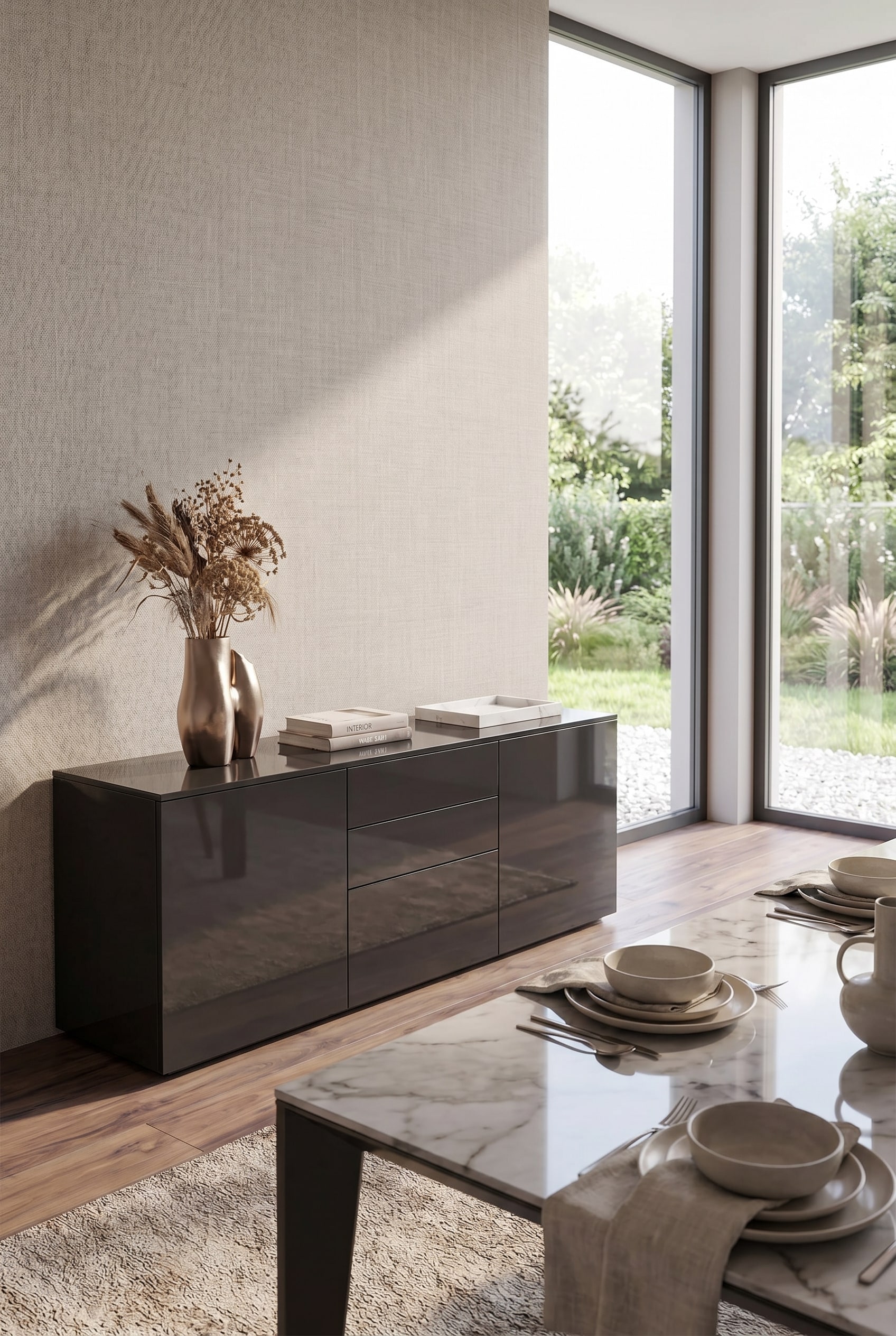 Elegante credenza nella sala da pranzo decorata come mobile di servizio