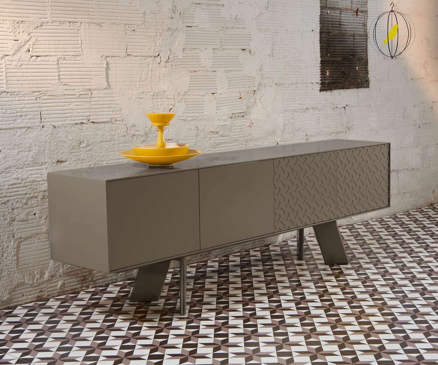Sideboard Alhambra von al2 in beigefarbenem Korpus im Esszimmer dargestellt Sideboard Alhambra von al2 in beigefarbenem Korpus im Esszimmer dargestellt