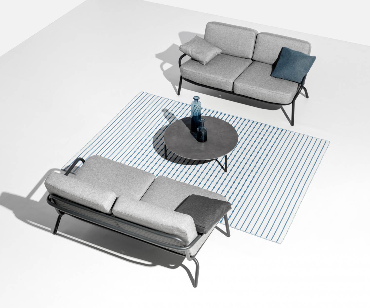 Zwei Todus Starling Design Lounge Sofas stehen sich gegenüber mit Couchtisch