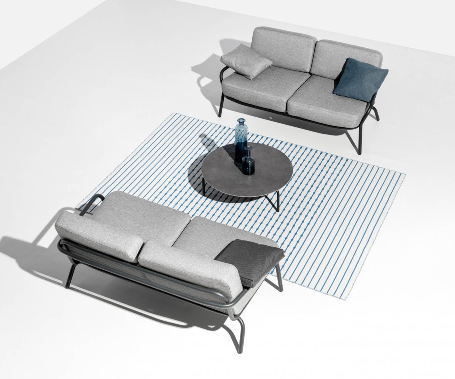 Zwei Todus Starling Design Lounge Sofas stehen sich gegenüber mit Couchtisch Zwei Todus Starling Design Lounge Sofas stehen sich gegenüber mit Couchtisch