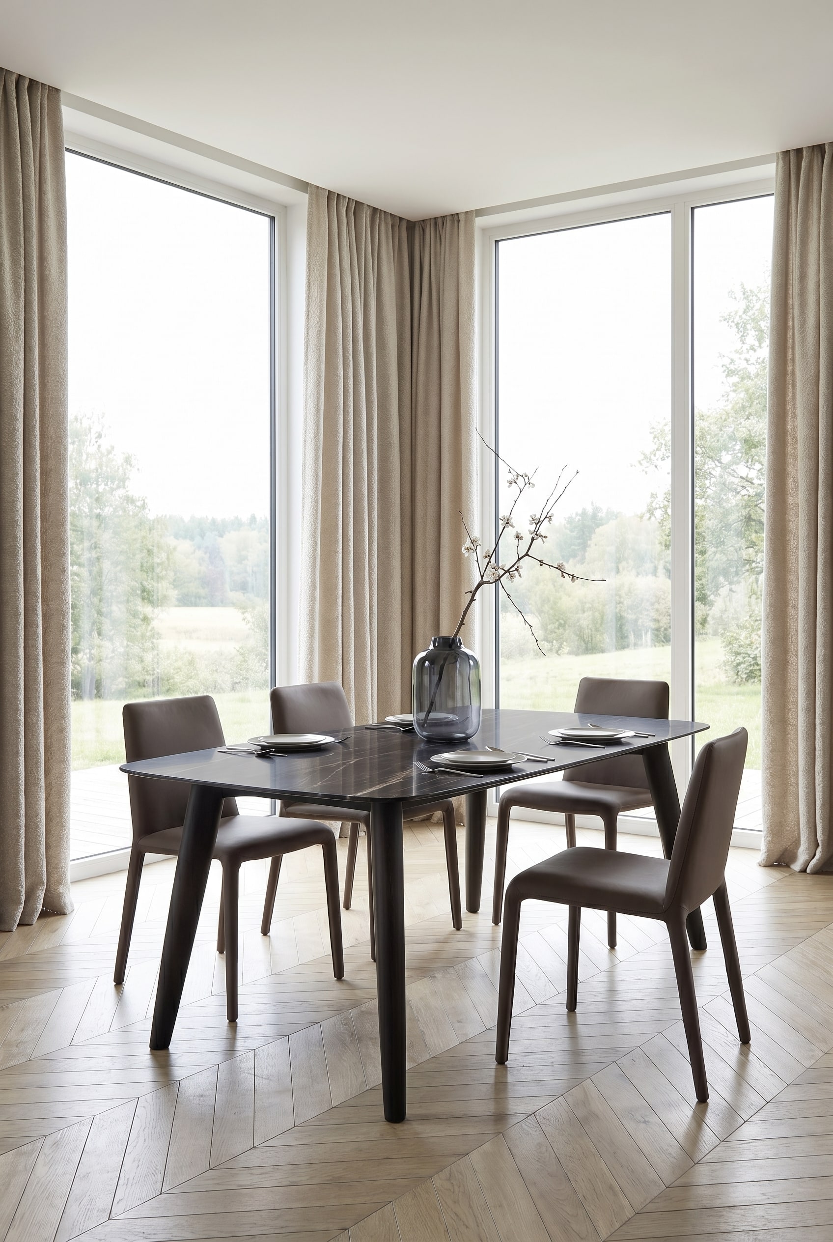 Moderne eetkamer met donkere keramische eettafel, omringd door lichte bouclé-stoelen met filigrane poten