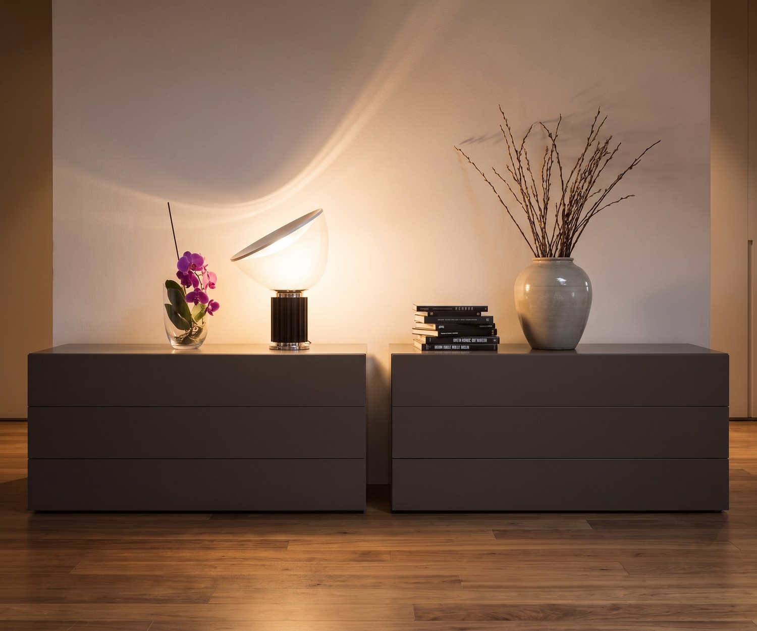 Minimalistische Novamobili Kommode Easy Novamobili Kommode Easy mit 3 Schubladen im Schlafzimmer, dunkelgraue Design-Kommoden auf Holzboden im minimalistischen Stil.