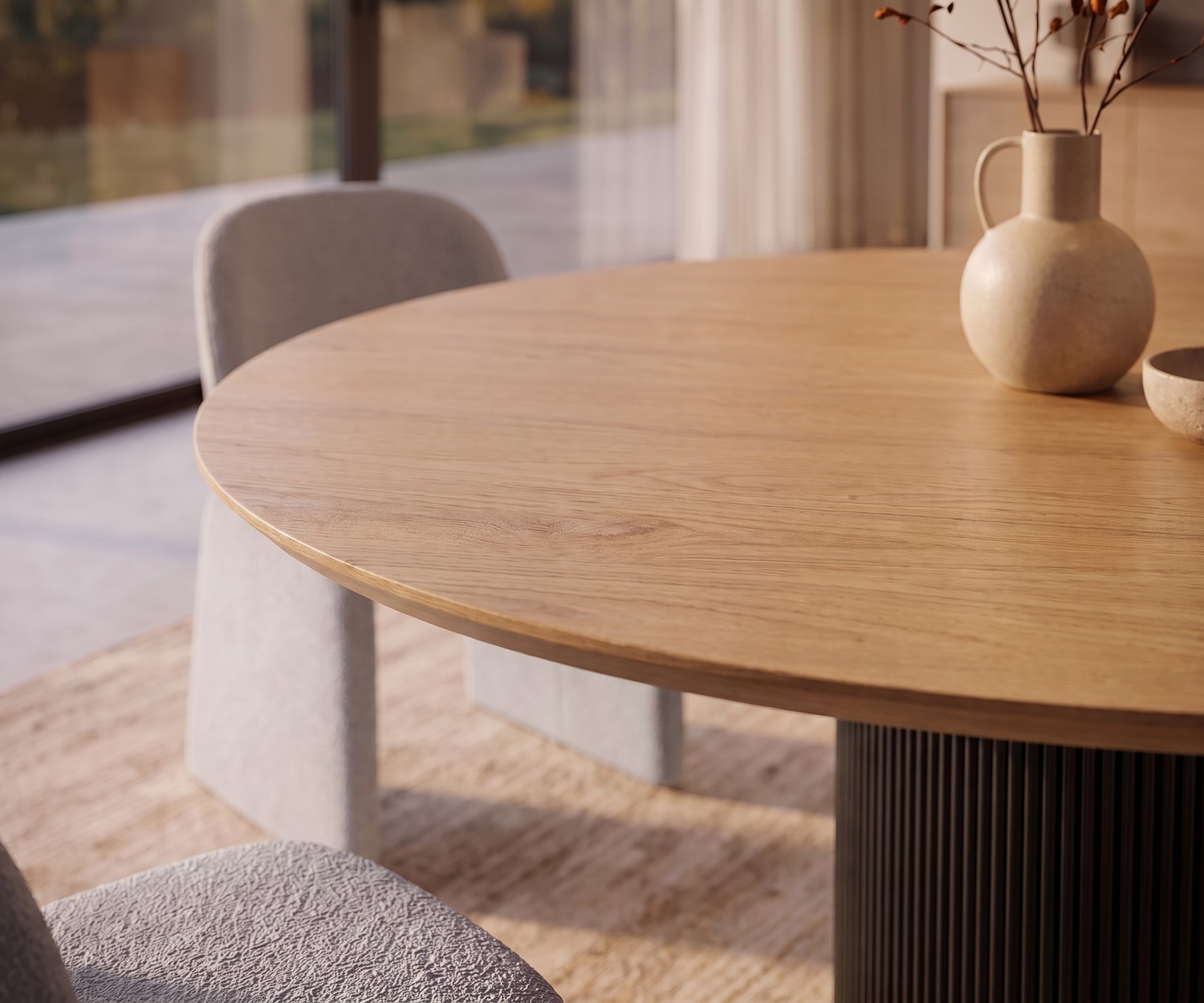 Runder Esstisch al2 dakry br 001 aus Holz im modernen Esszimmer mit strukturiertem Säulenfuß und hellen Polsterstühlen.