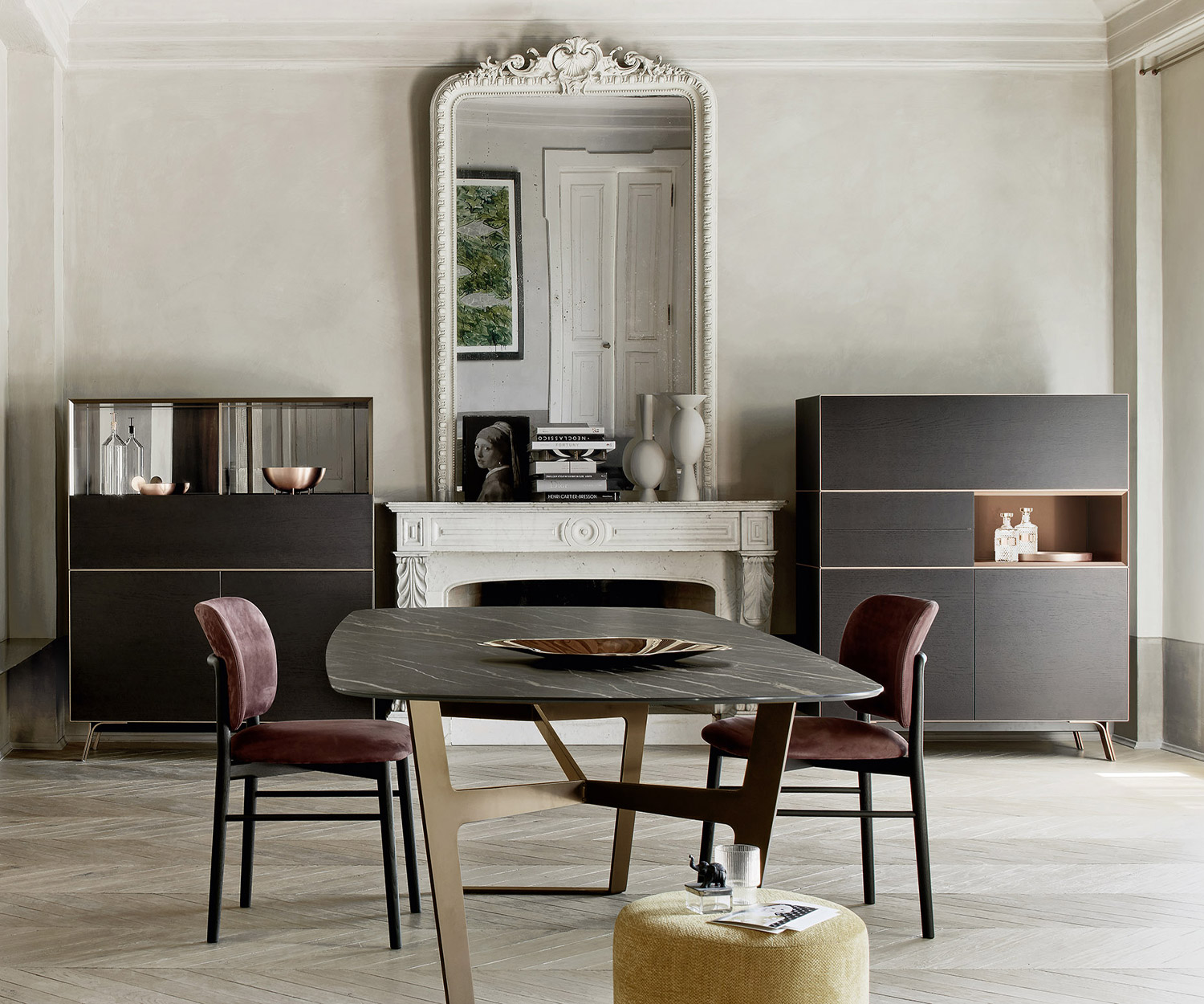 Keramik Tischplatte in Schwarz Obi Esstisch Livitalia im Esszimmer von der Seite mit Stühlen
