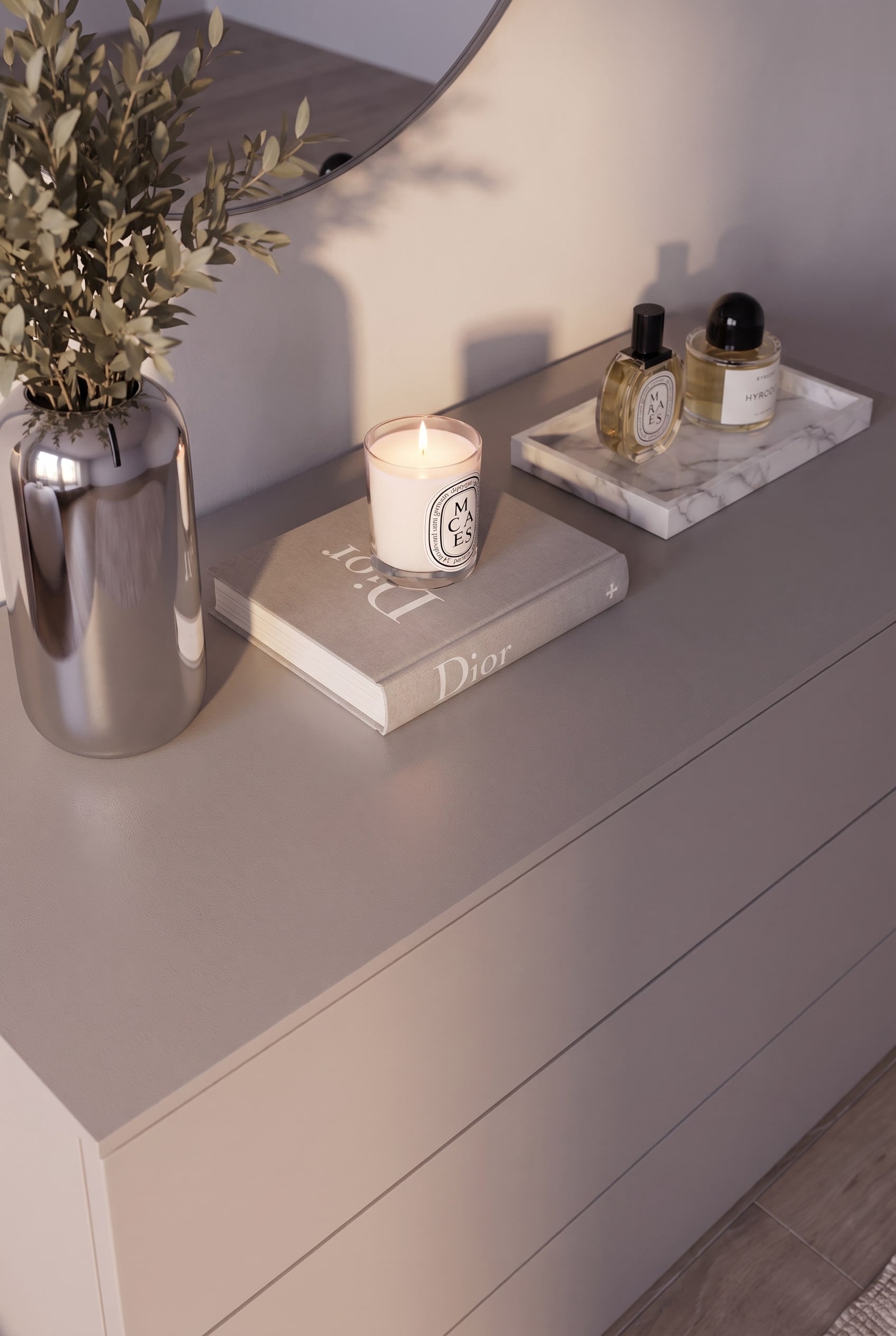 Detailaufnahme der Kommoden-Deckplatte mit einem Marmortablett, Parfümflakons und einem Buch.