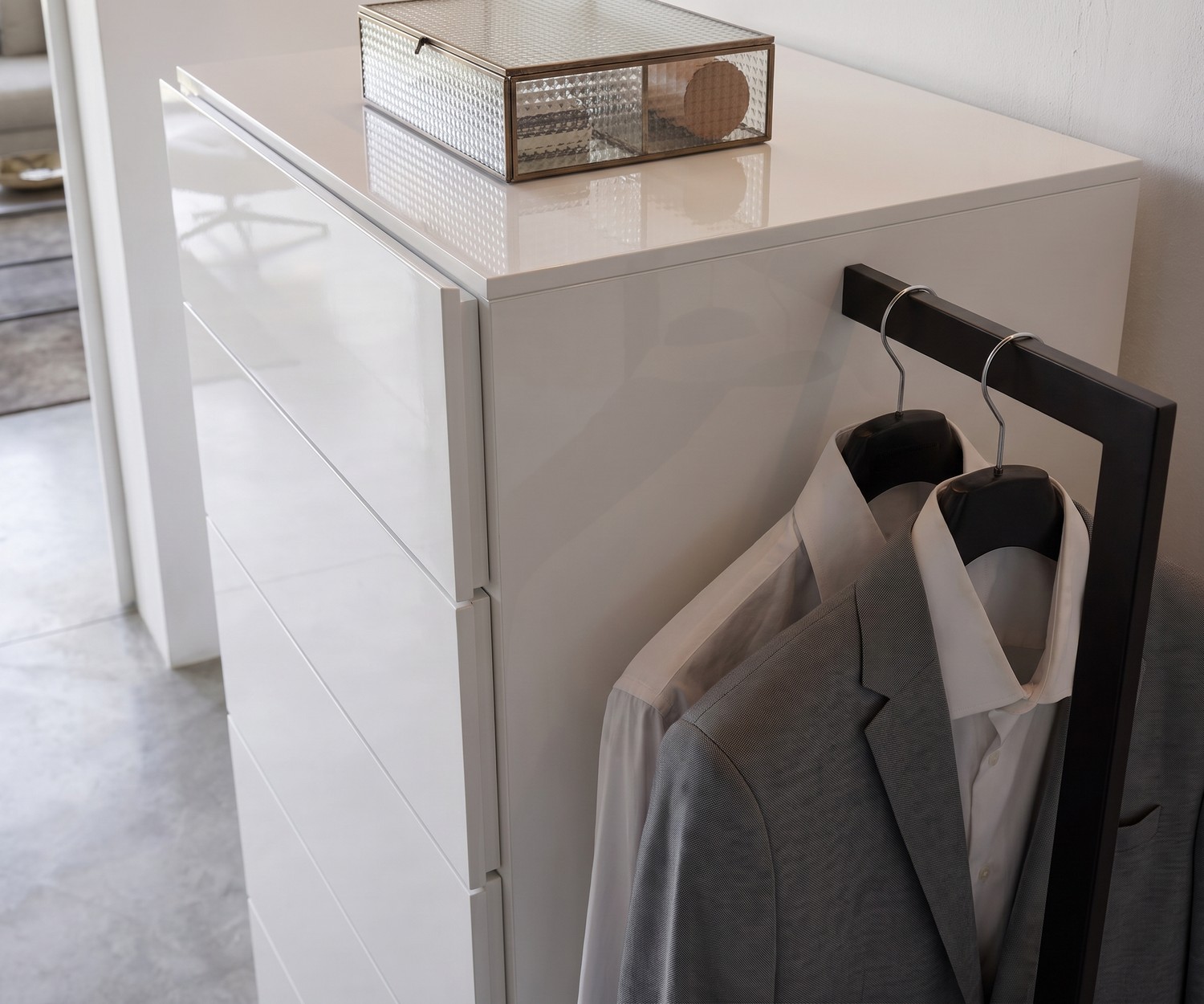 Novamobili Hochkommode Easy 6 mit integrierter Garderobe Hochkommode im Schlafzimmer: Novamobili Easy 6 mit integrierter Kleiderstange für Anzüge.