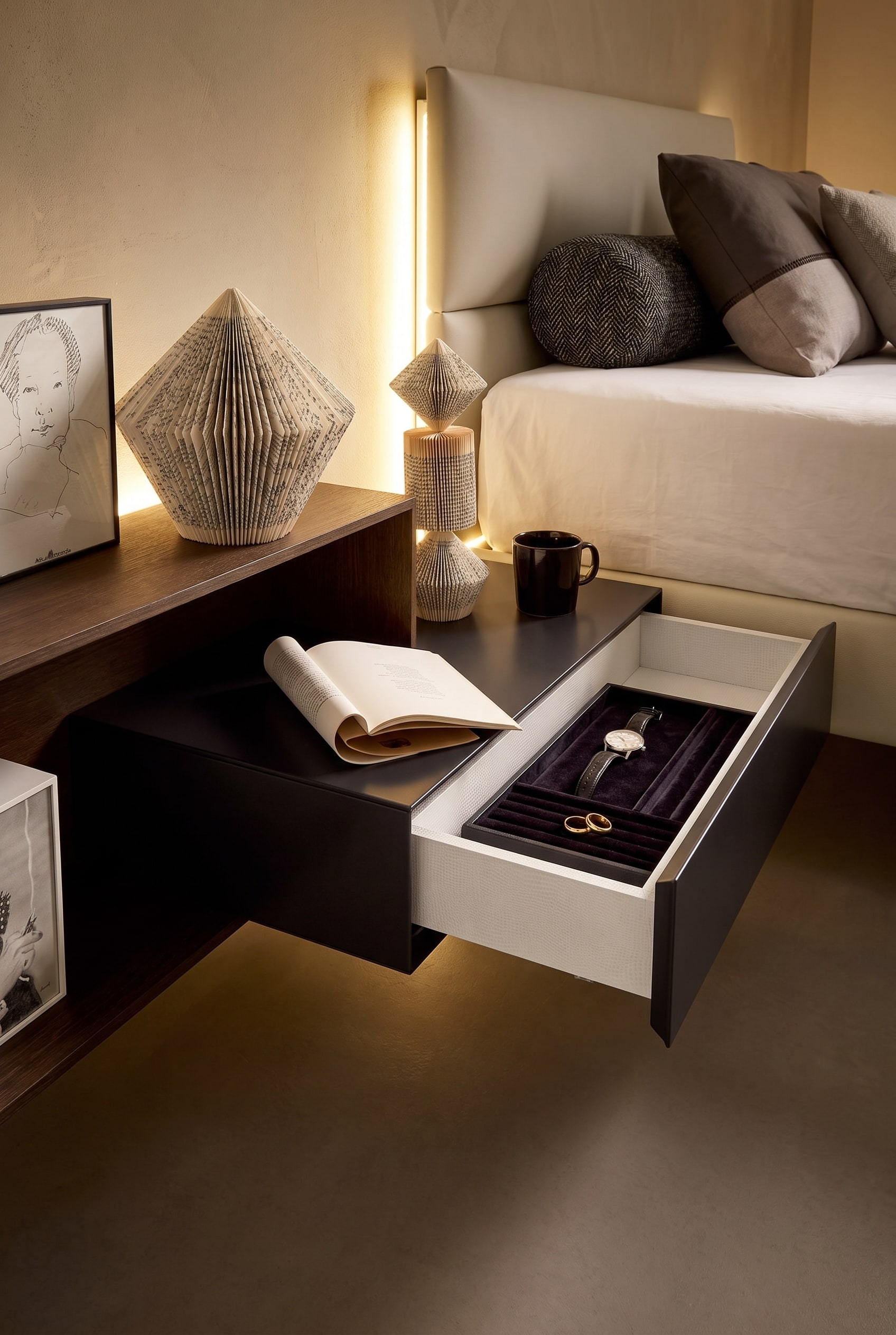 Modern Livitalia Ecletto nachtkastje met een open, platte lade, waarin ringen en een horloge op een fluwelen inzet liggen.