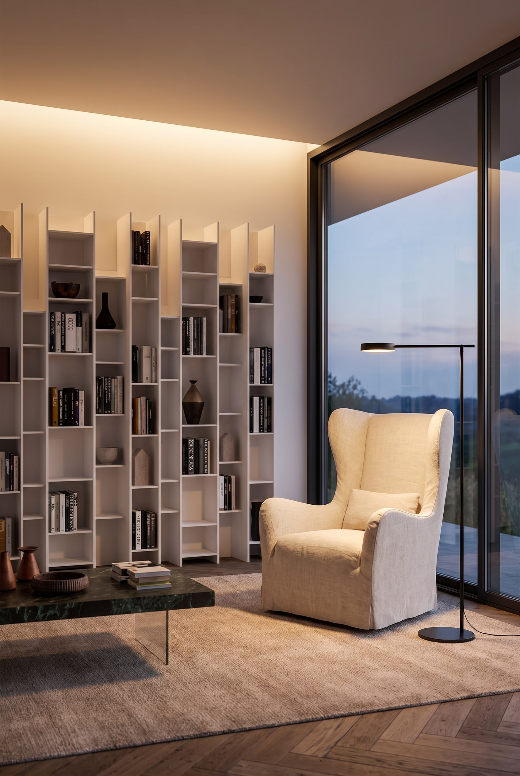 Sala lettura architettonica con libreria bianca a tutta altezza, una scala e un'elegante poltrona da lettura