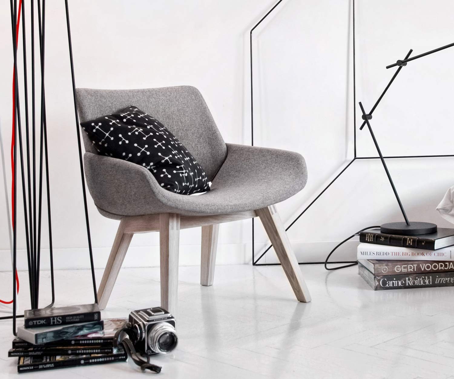 Hochwertiger Prostoria Design Sessel Monk mit grauem Stoffbezug