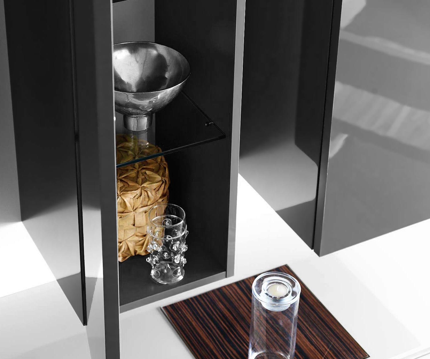 Design Hängeschrank mit Detail Glaseinlegeboden Design Hängeschrank mit Detail Glaseinlegeboden