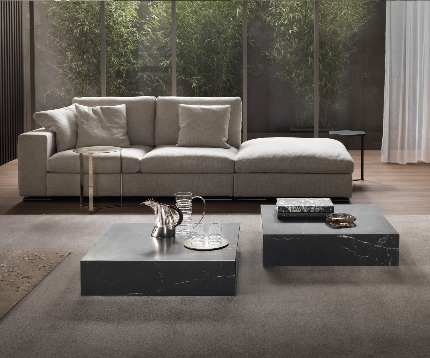 Marelli Designer Sofatisch Duo vor Couch aus schwarzem Marmor