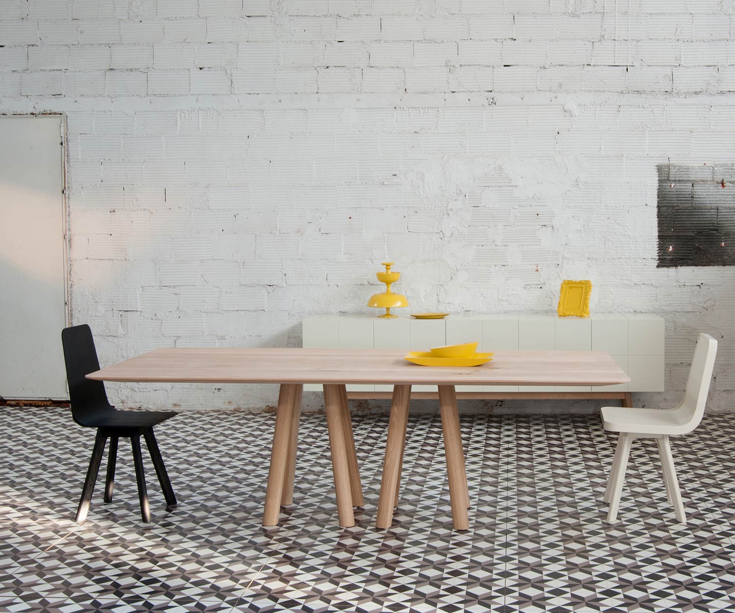 Hochwertiger Design Esstisch in Eiche massiv mit Stühlen im Esszimmer Hochwertiger Design Esstisch in Eiche massiv mit Stühlen im Esszimmer