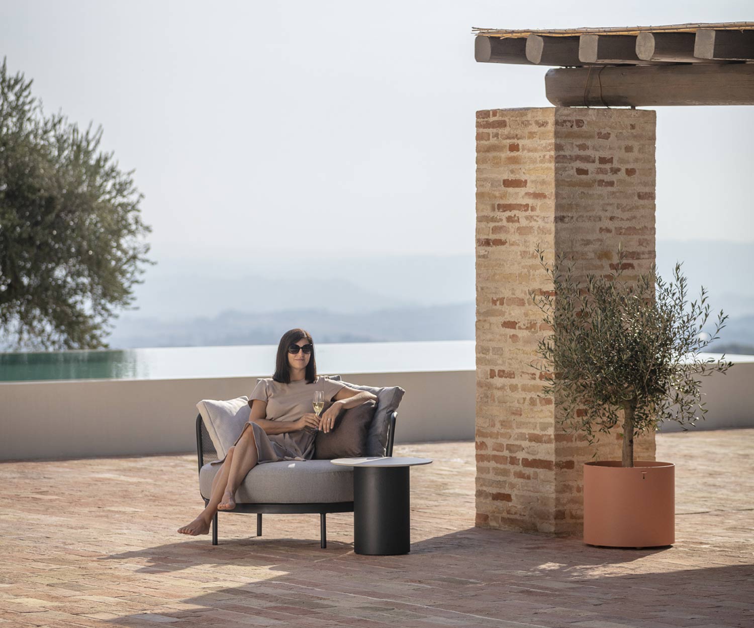 Gemütliche Todus Baza Round Design Balkon Lounge auf Steinterrasse