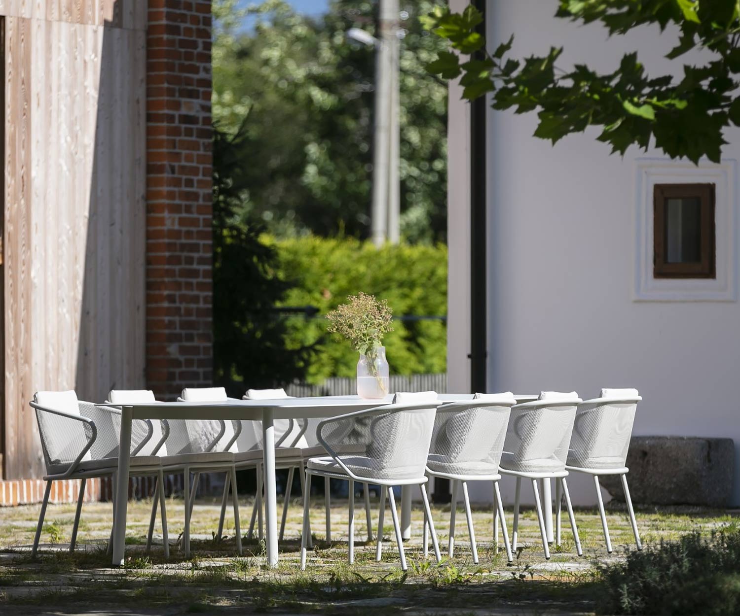 Todus Condor Design Armlehnenstuhl mit weißem Gestell und weißer Polsterauflage