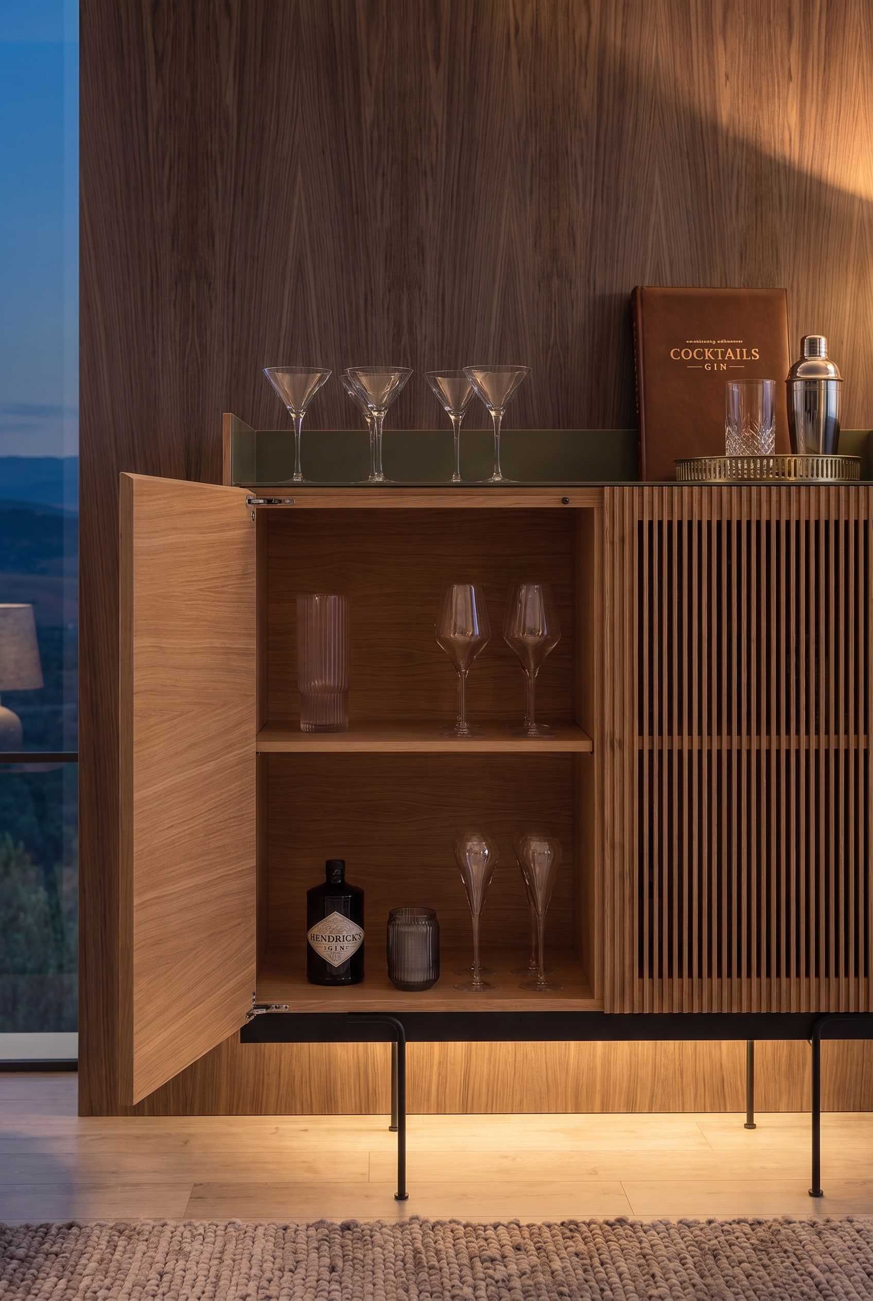 Geopend highboard van eikenhout met opgeborgen sterke dranken en glazen, verlicht door warm LED-licht.