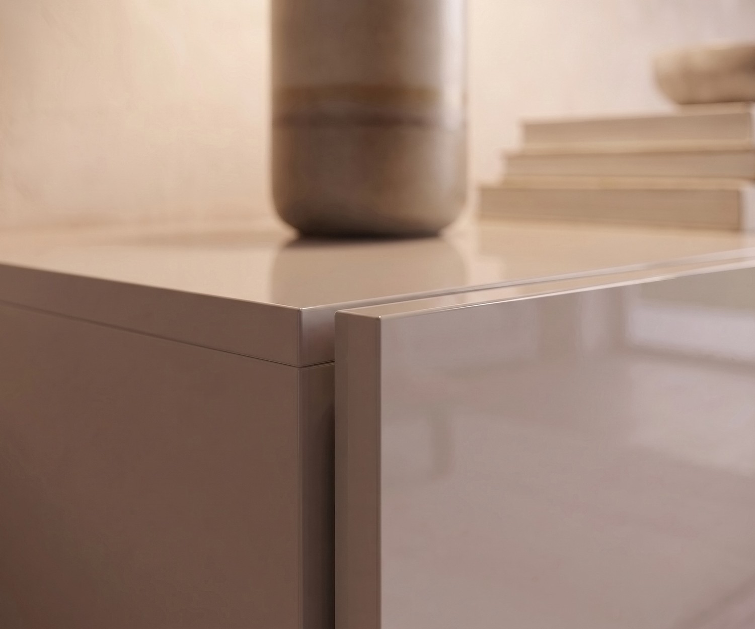 Novamobili Hängekommode Easy Hochglanz Sand Novamobili Hängekommode Easy 2er in Sand Hochglanz im Schlafzimmer, Detailaufnahme der grifflosen Front.