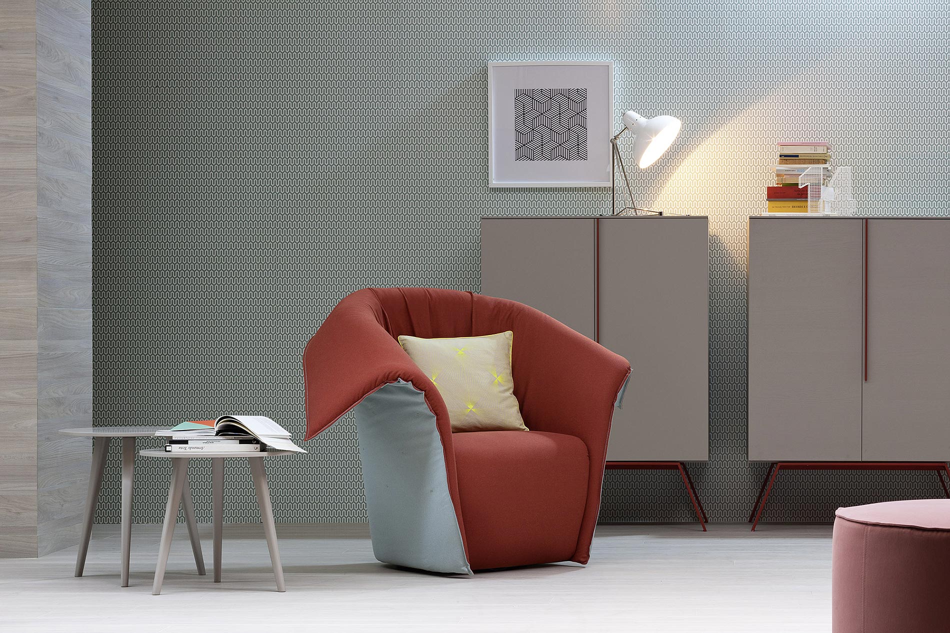 roter design sessel mit hasenohren