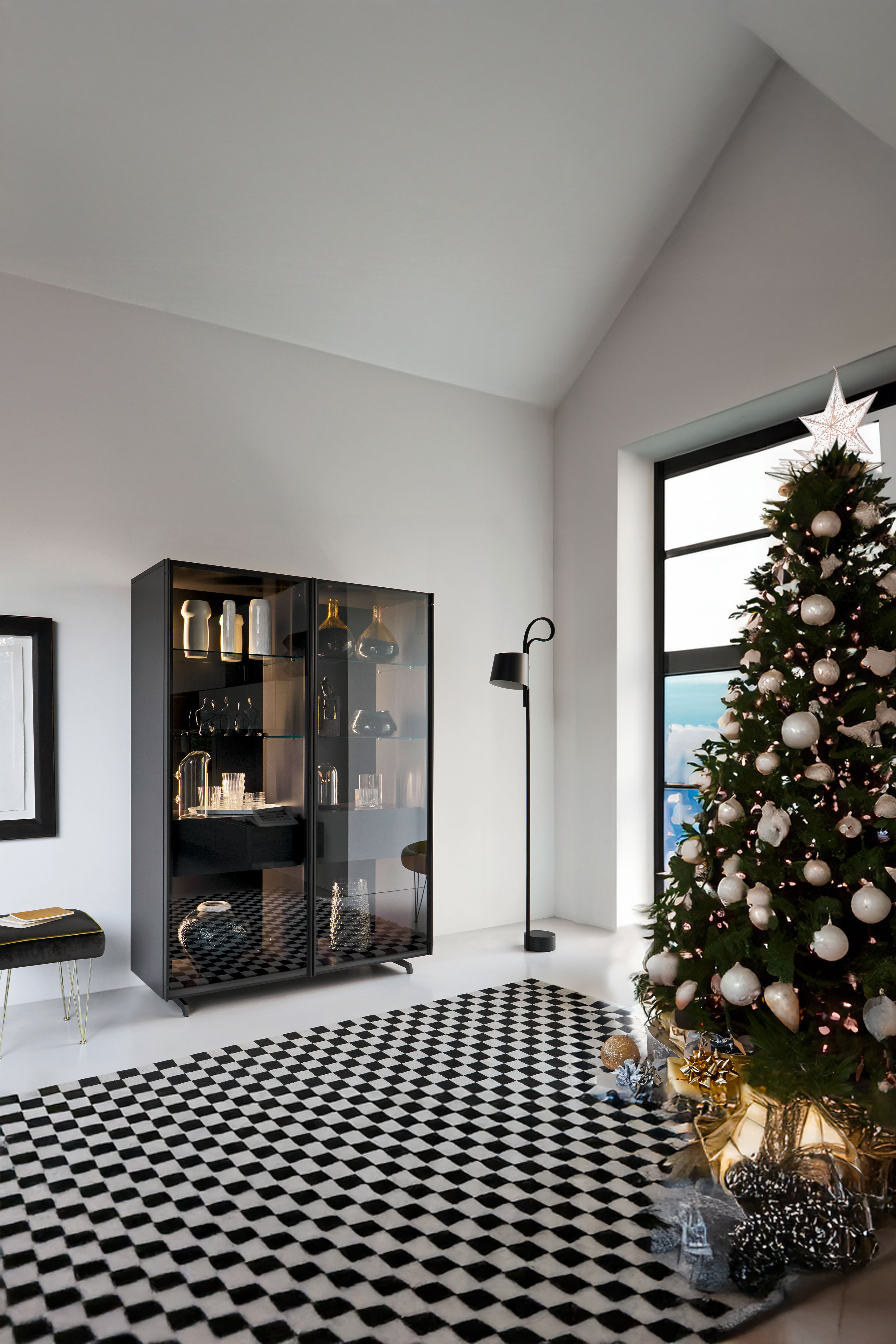 moderner-weihnachtsbaum-mit-geschenken