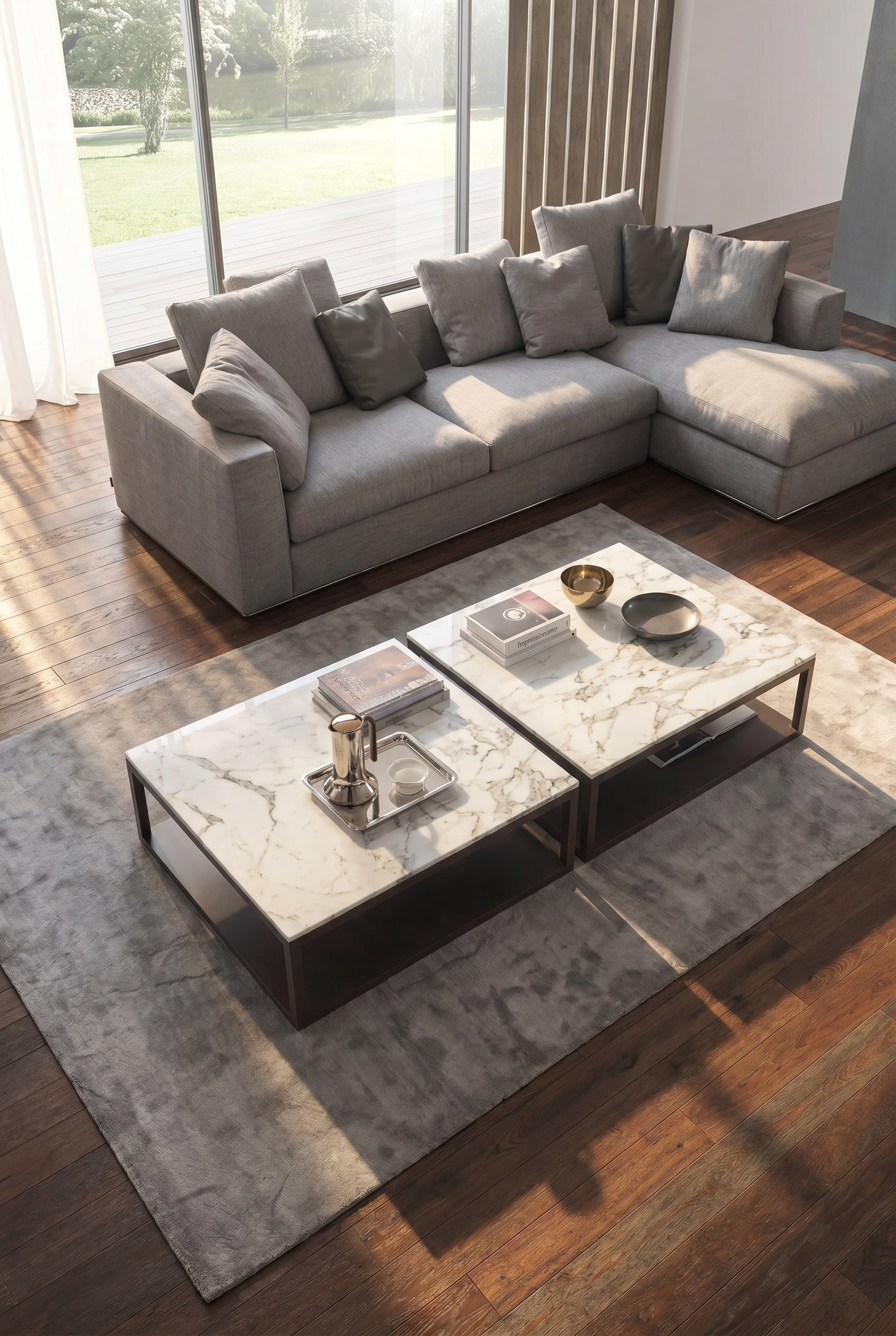 Marelli Couchtisch Stone exakt platziert vor einem modernen grauen Sofa mit ausreichendem Abstand