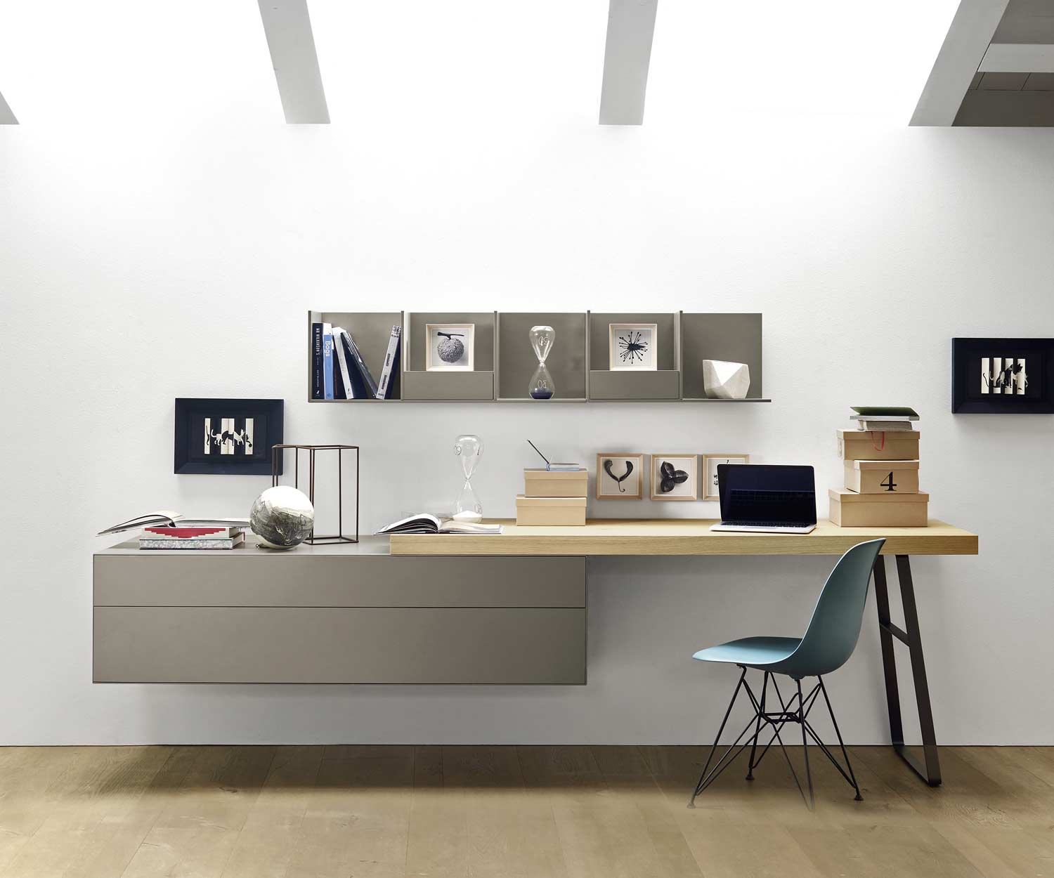 Livitalia Design Wandboard mit Stuhl als Schreibtisch umfunktioniert