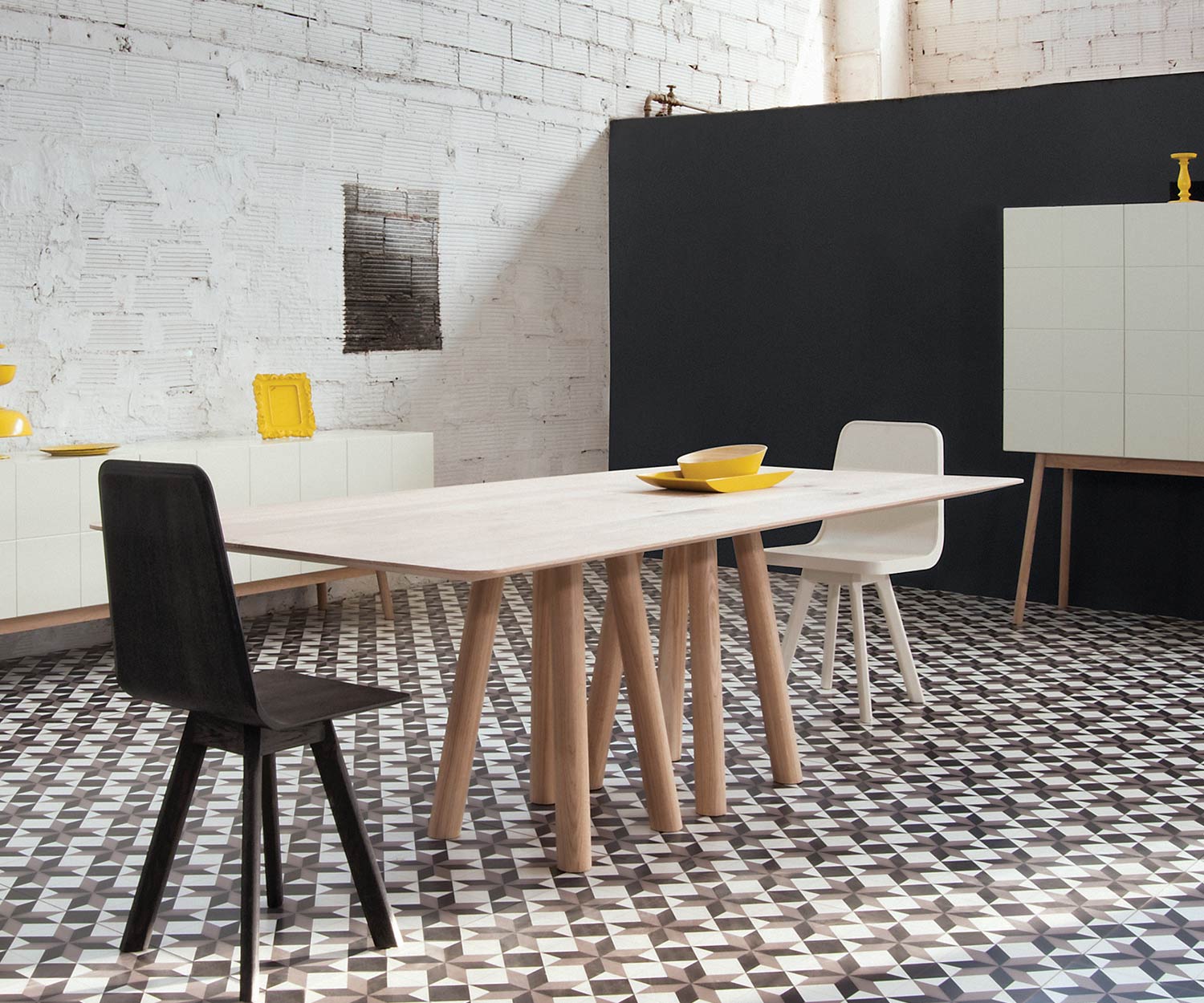 Moderner Design Esstisch in Eiche seitliche Ansicht im Esszimmer Moderner Design Esstisch in Eiche seitliche Ansicht im Esszimmer