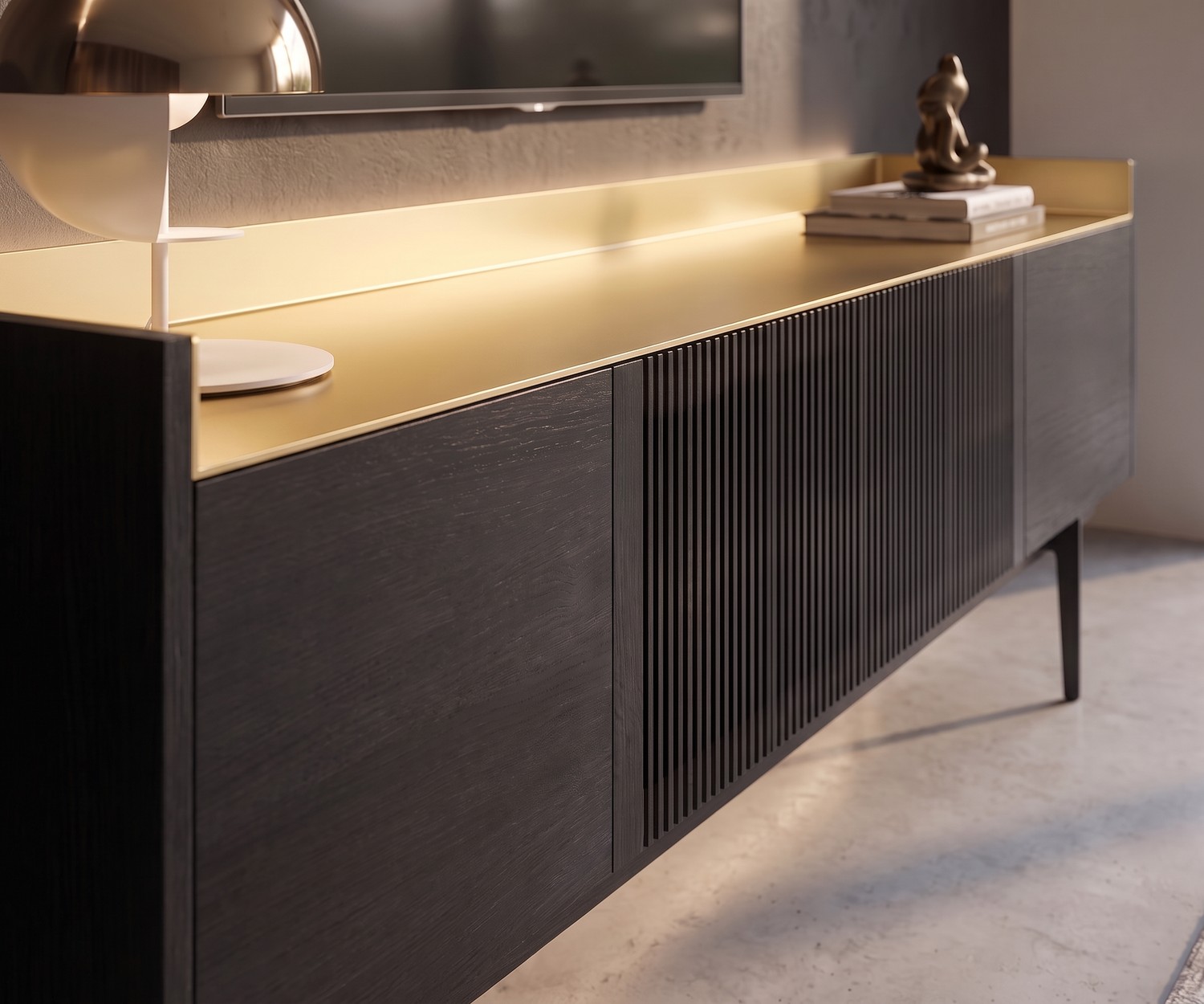 Punt Stockholm TV Lowboard aus dunklem Holz mit goldener Aluminium-Abdeckplatte für das moderne Wohnzimmer.