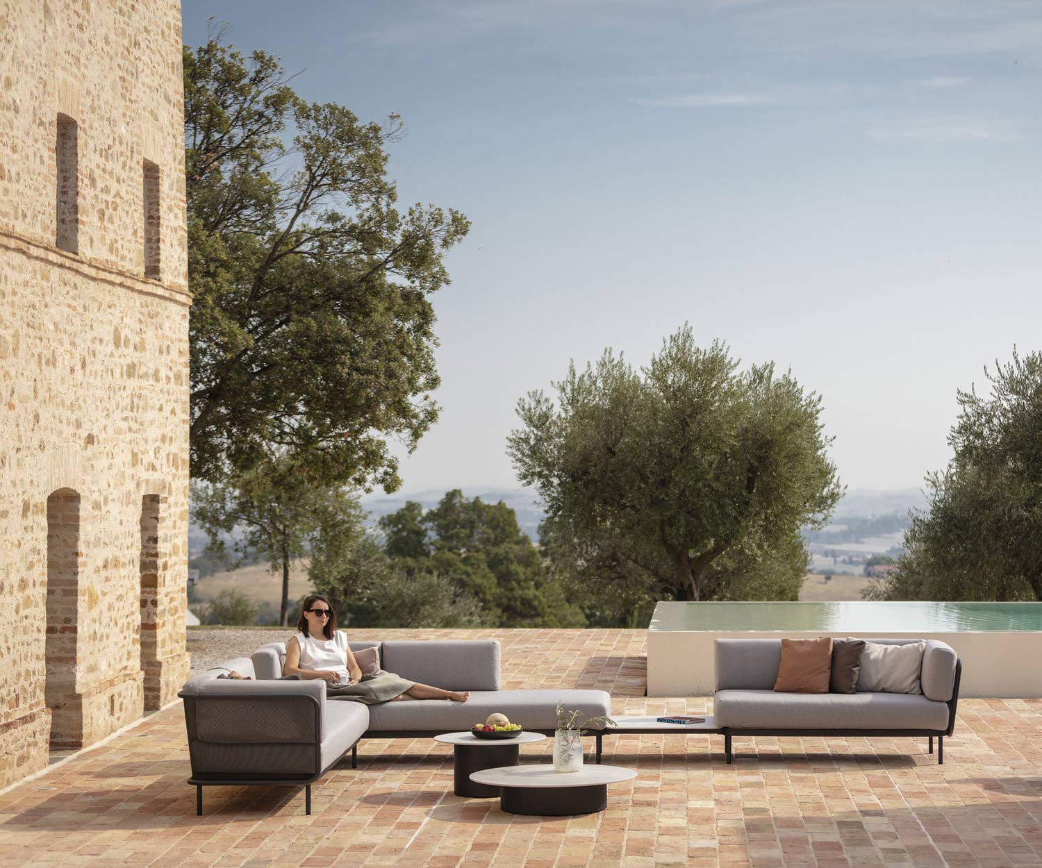Mediterraner Lifestyle mit dem Todus Baza Designer Garten Sofa auf Terrasse