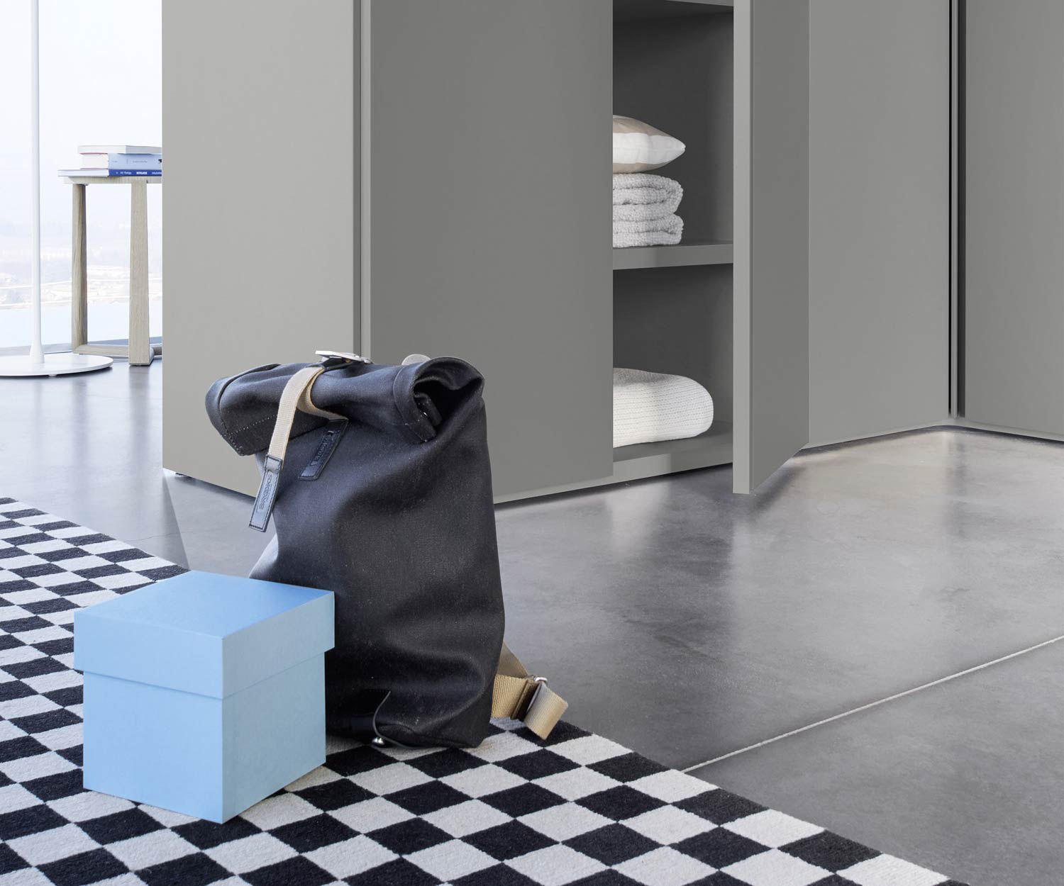 Hochwertiger Livitalia Design Kleiderschrank Sinua im Detail geöffnete Flügeltür Hochwertiger Livitalia Design Kleiderschrank Sinua im Detail geöffnete Flügeltür