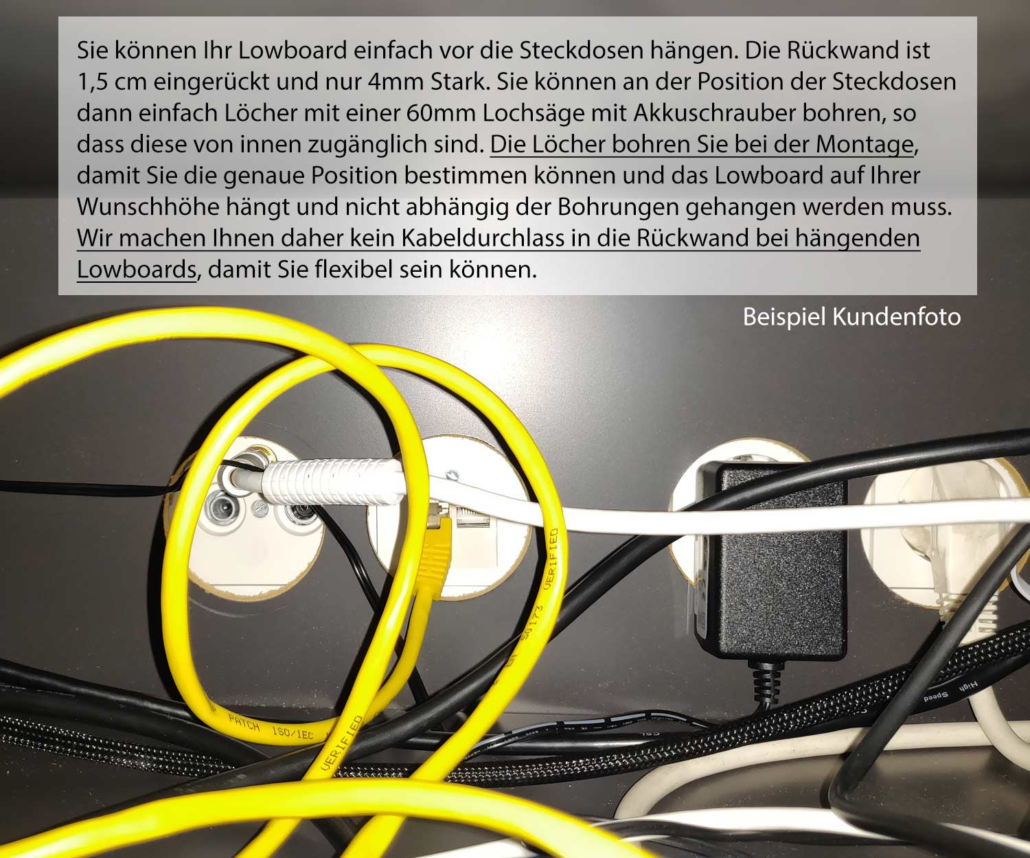Hängendes Design Lowboard Kundenfoto Kabeldurchlässe mit Steckdosen verkabelt