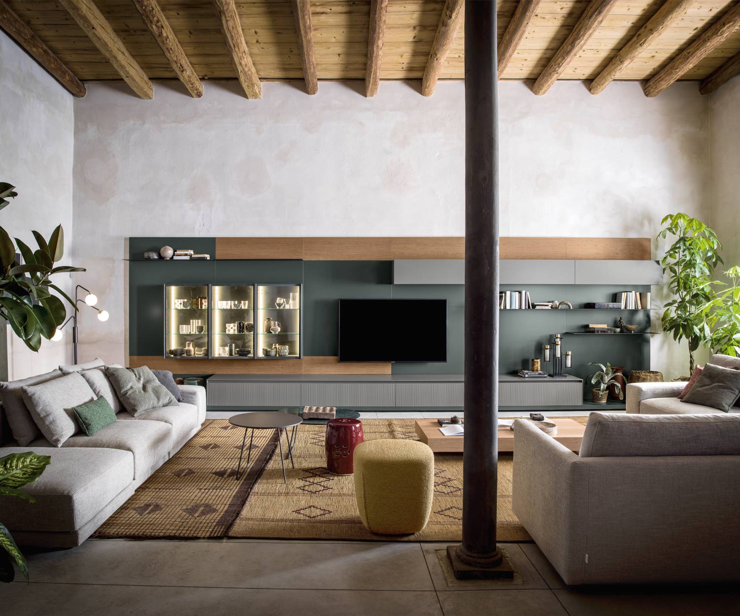 Sofa Designer Couchtisch Novamobili Orbis zwischen zwei Sofagruppen Sofa Designer Couchtisch Novamobili Orbis zwischen zwei Sofagruppen